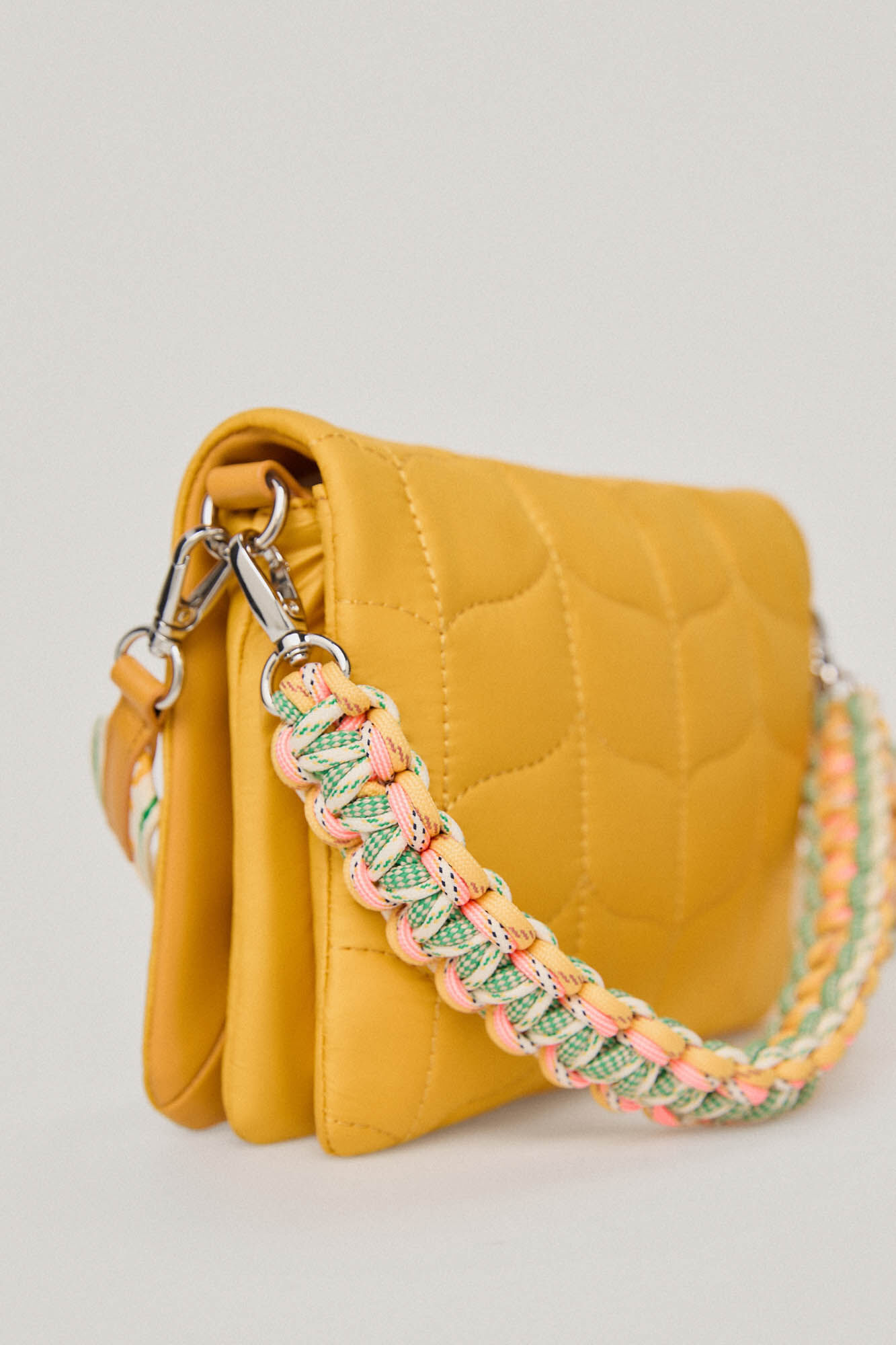Bolsa de ombro com aba acolchoada em nylon - Amarela