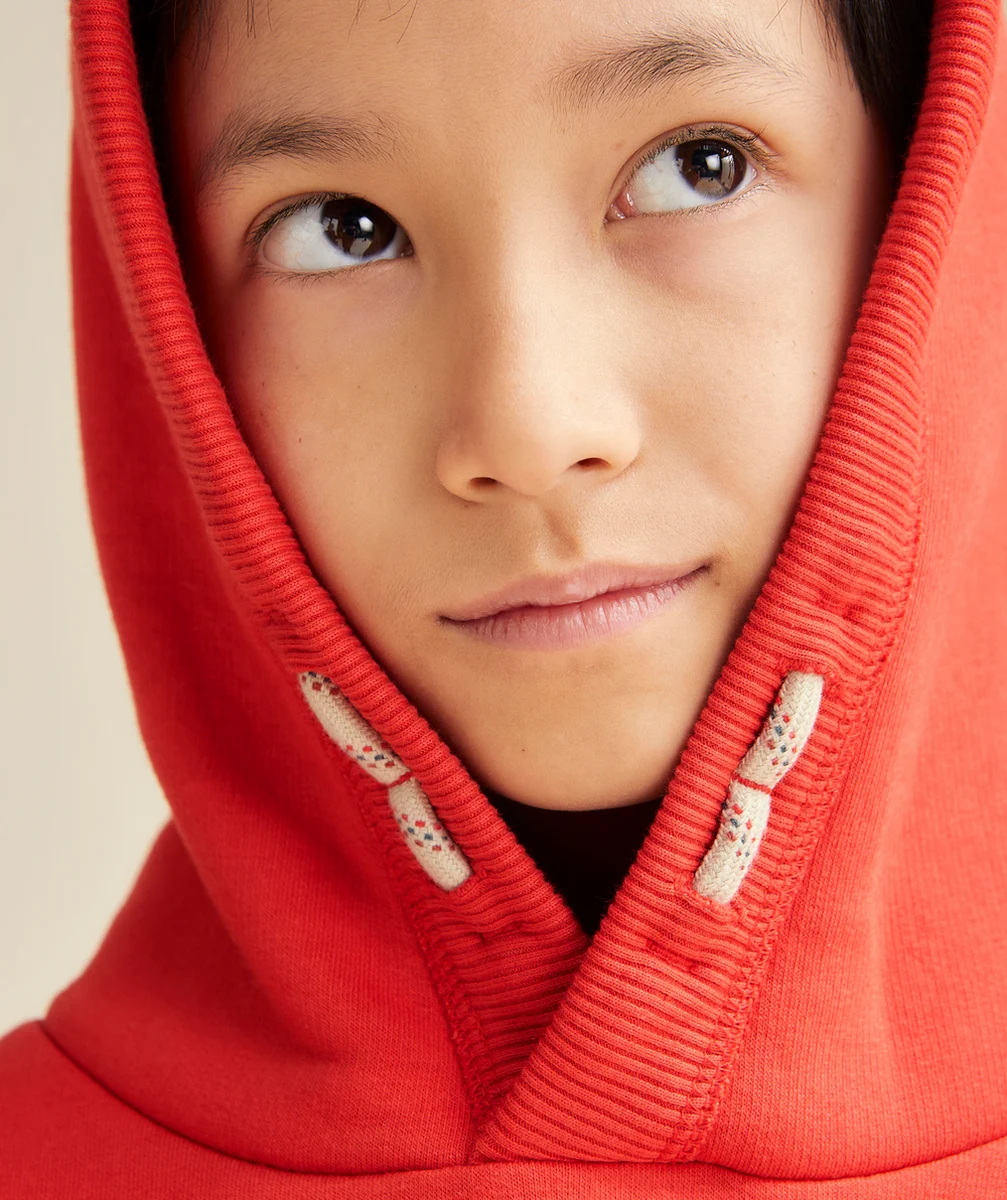 SWEAT À CAPUCHE GARÇON EN FIBRES RECYCLÉES ROUGE AVEC CORDONS