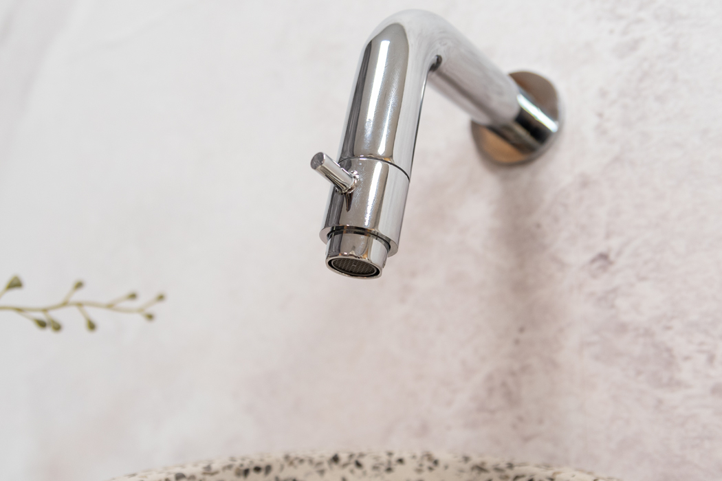 Saniclear Baru fonteinset met eiken plank, zwart-witte terrazzo waskom en chromen kraan voor in het toilet