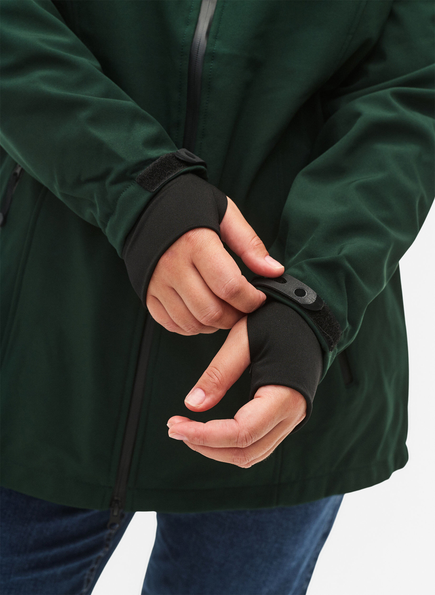 Kort softshell jakke med aftagelig hætte