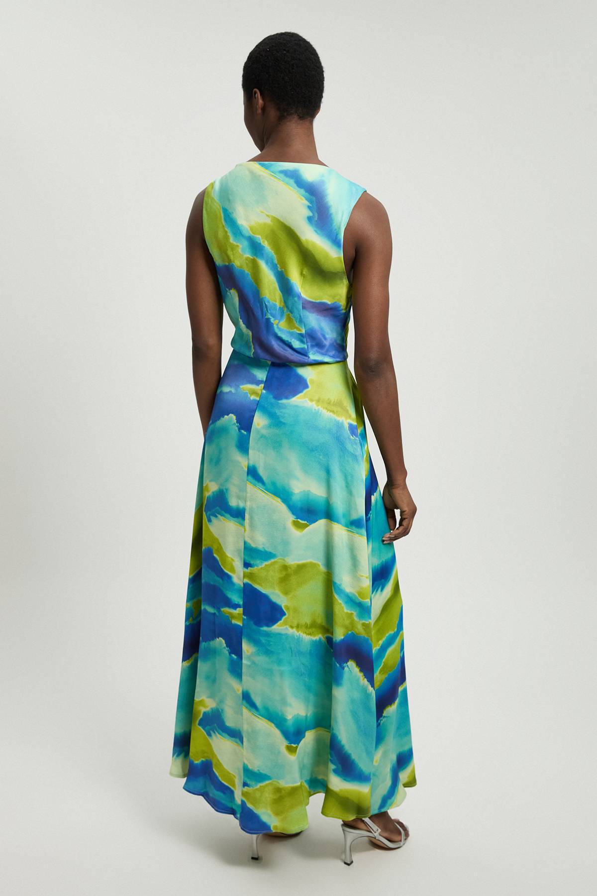 KarenMillen Robe Midi Aqua En Viscose Satinée Avec Détail Torsadé À L'épaule Et Imprimé Abstrait
