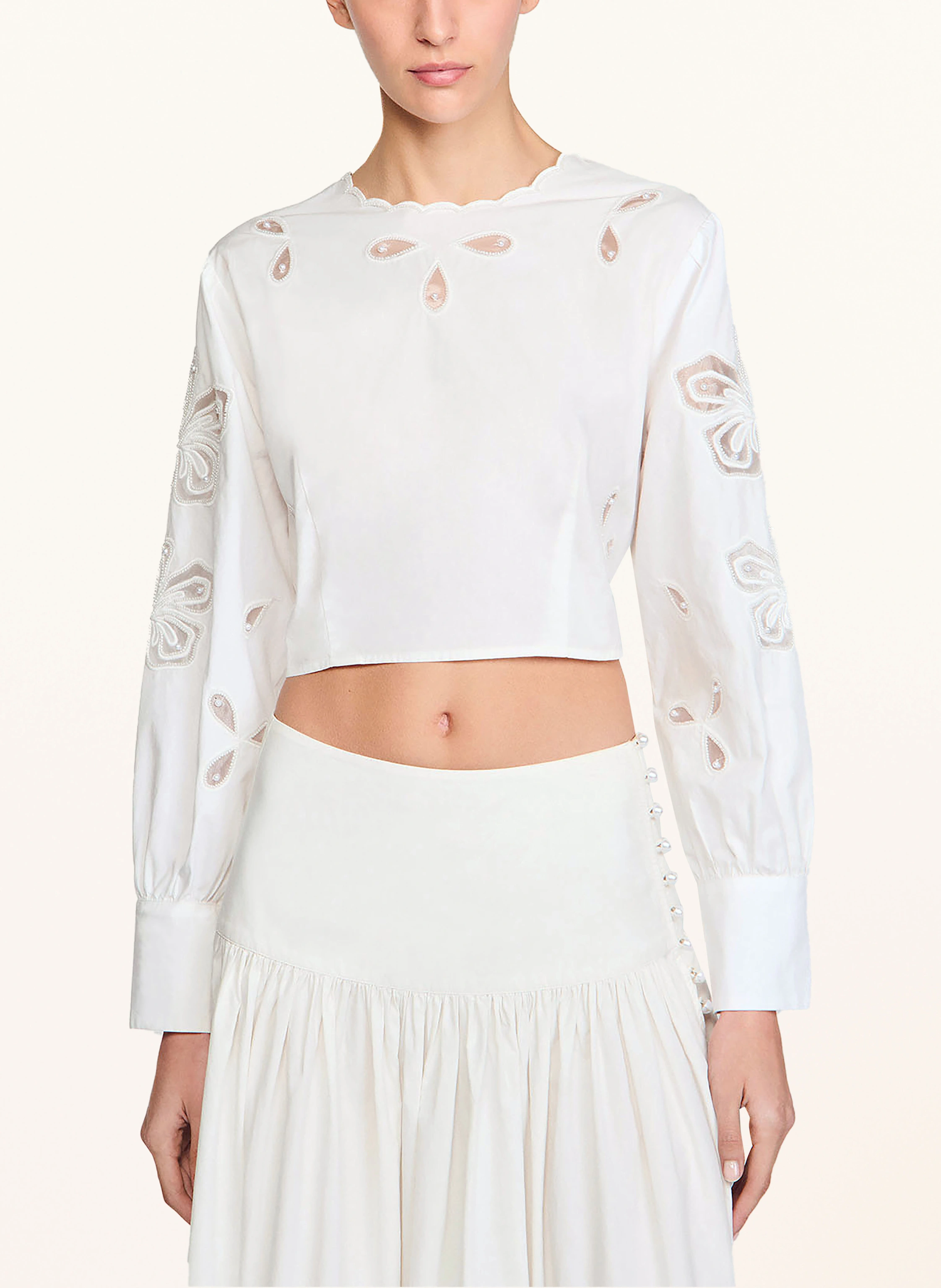 SANDRO Cropped-Bluse mit Cut-out und Schmuckperlen