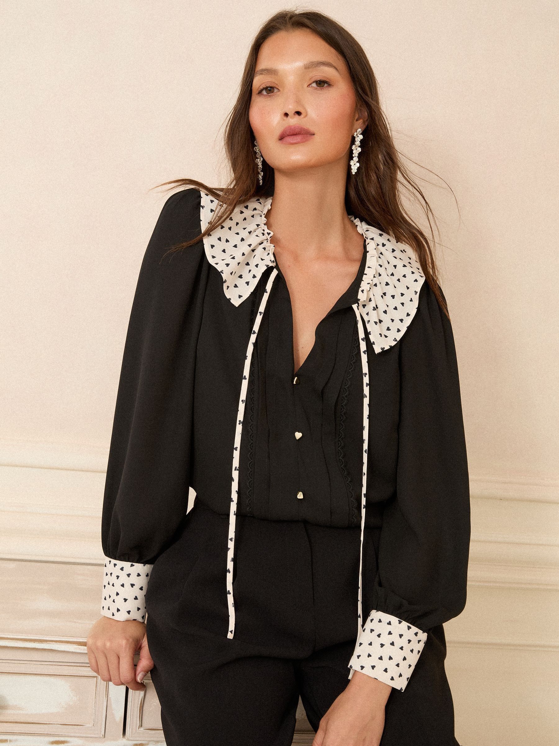 Zwart-wit met hartjes - Love & Roses blouse met lange mouwen en frillkraag