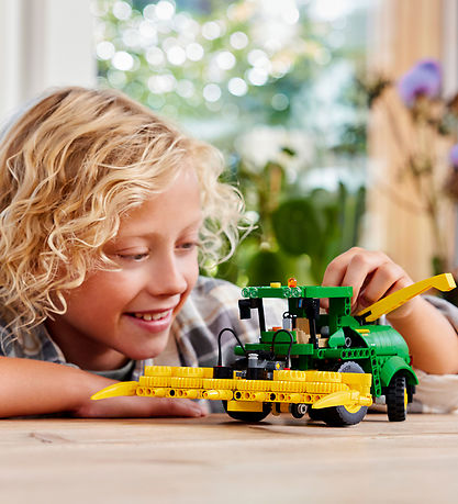 LEGO? Technic - John Deere 9700 Forage Harvester 42168 - 559 Del
