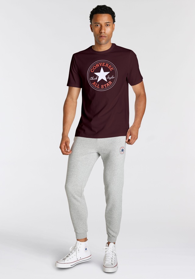 Converse T-Shirt »UNISEX CONVERSE GO-TO ALL STAR PATCH LOGO STANDARD FIT T-SHIRT«, 1 Stk.