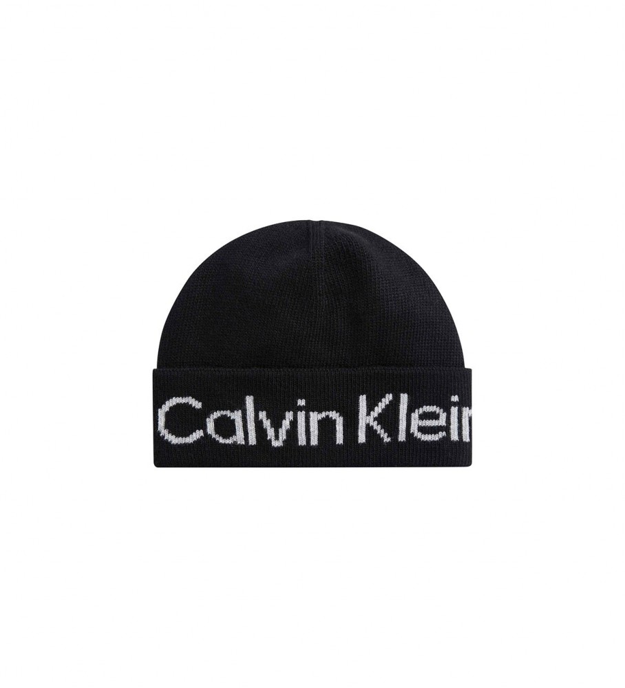 Gorro Calvin Klein com logo invertido em tom preto.