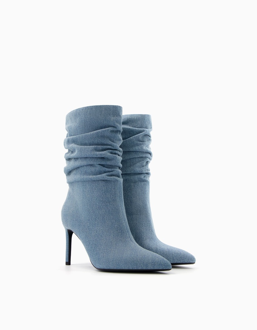 Botas de cano curto em jeans com salto baixo e modelagem folgada