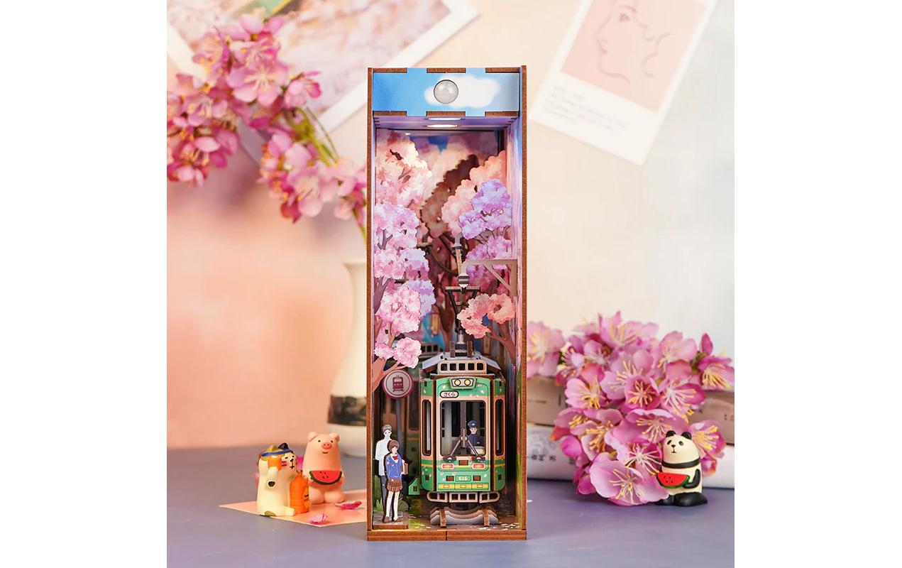 Bausatz Book Nook Sakura's Travel3D-Modell aus lasergeschnittenen Holzteilen
