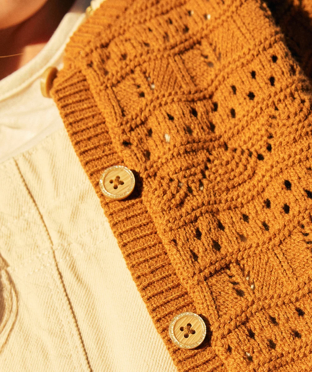 gilet en tricot ajouré fille marron avec boutons pailletés