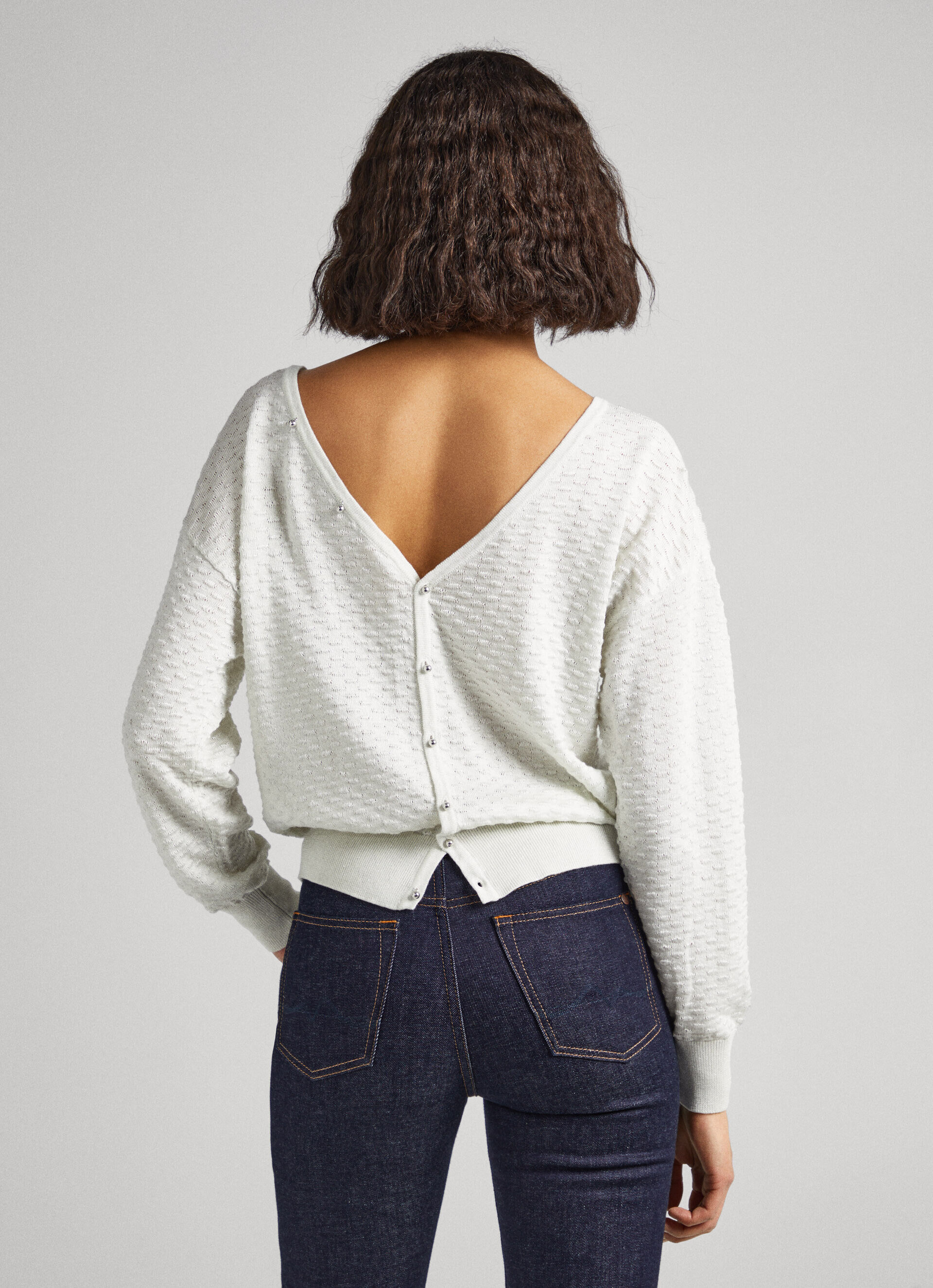 Malha texturizada com decote em V - branco mousse