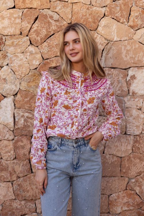 Witte blouse met roze bloemenprint en embroidery