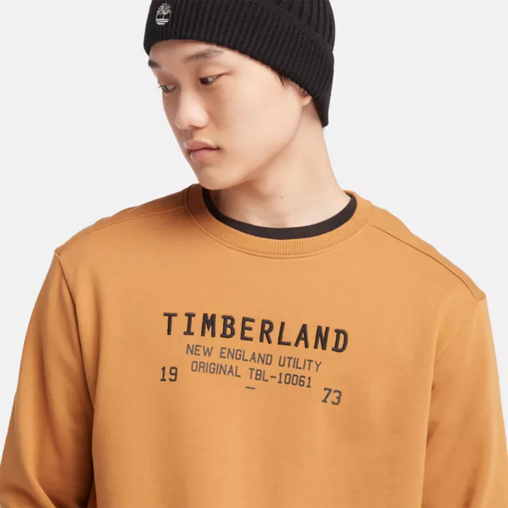 Moletom utilitário masculino com gola redonda na cor amarelo escuro.