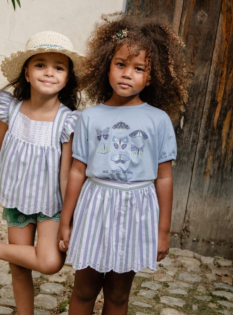 T-shirt bleu ciel à papillons