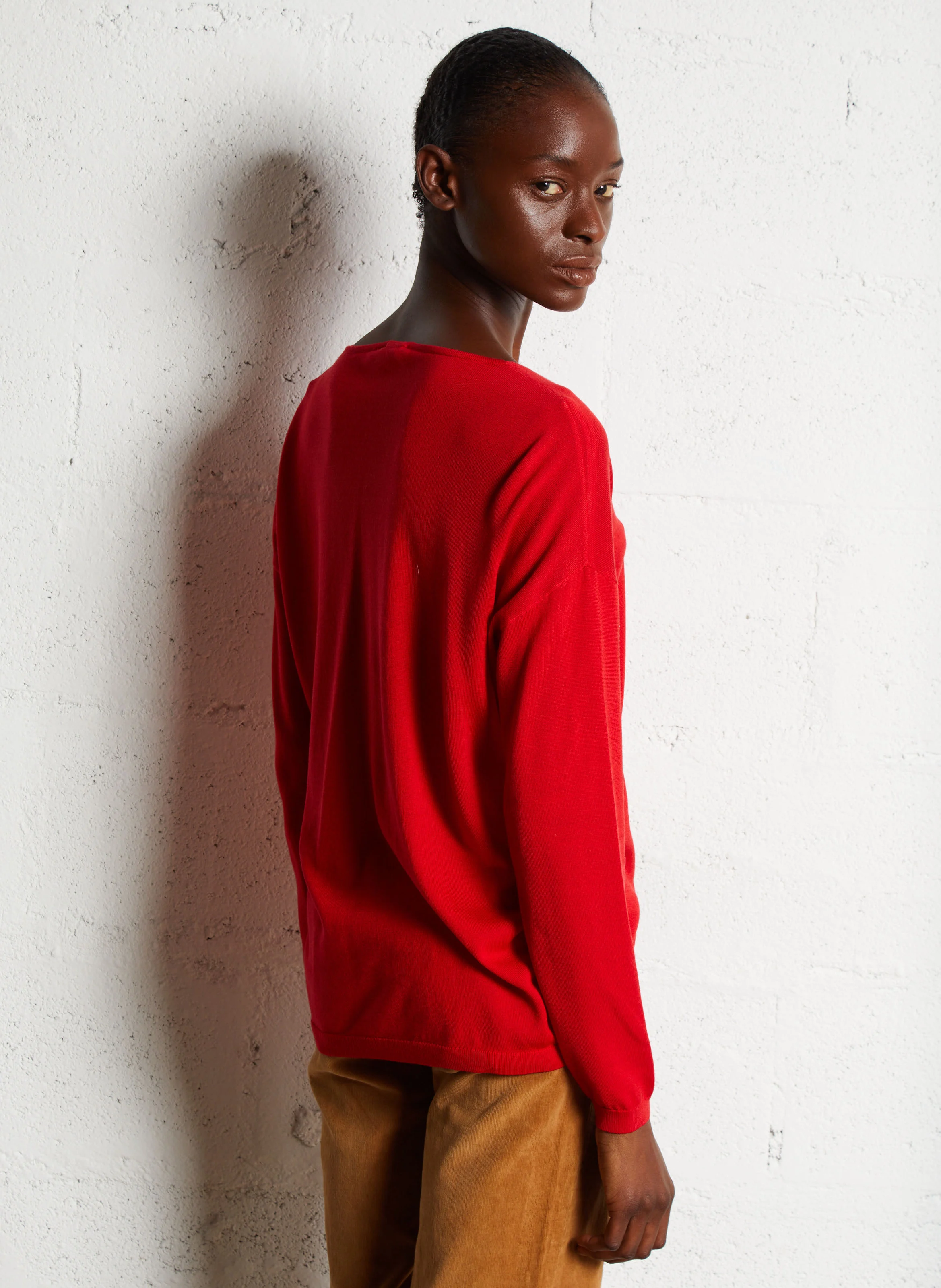 INES - Pull ample col V en maille fine | Rouge