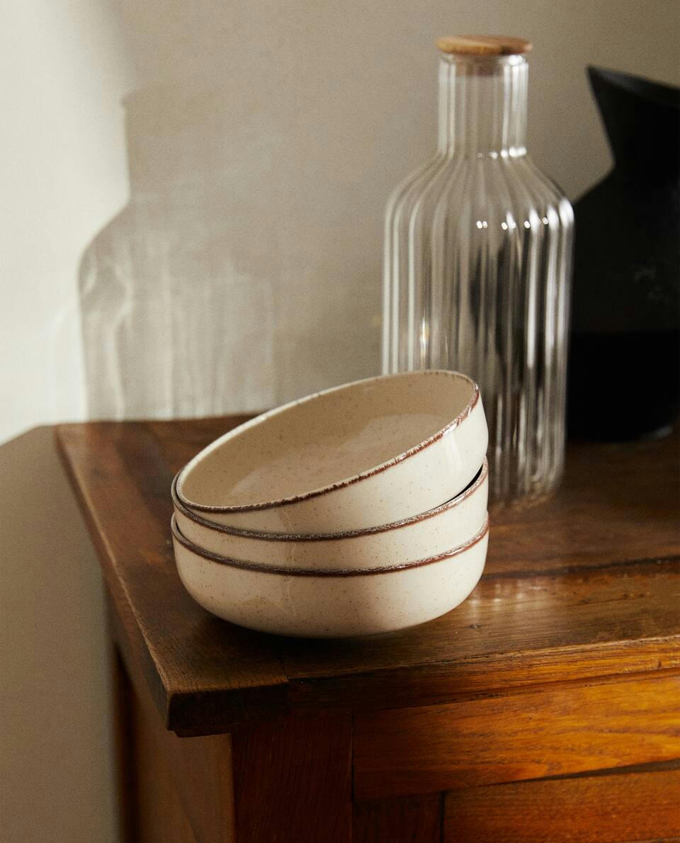 Tigela de porcelana com borda de acabamento antigo