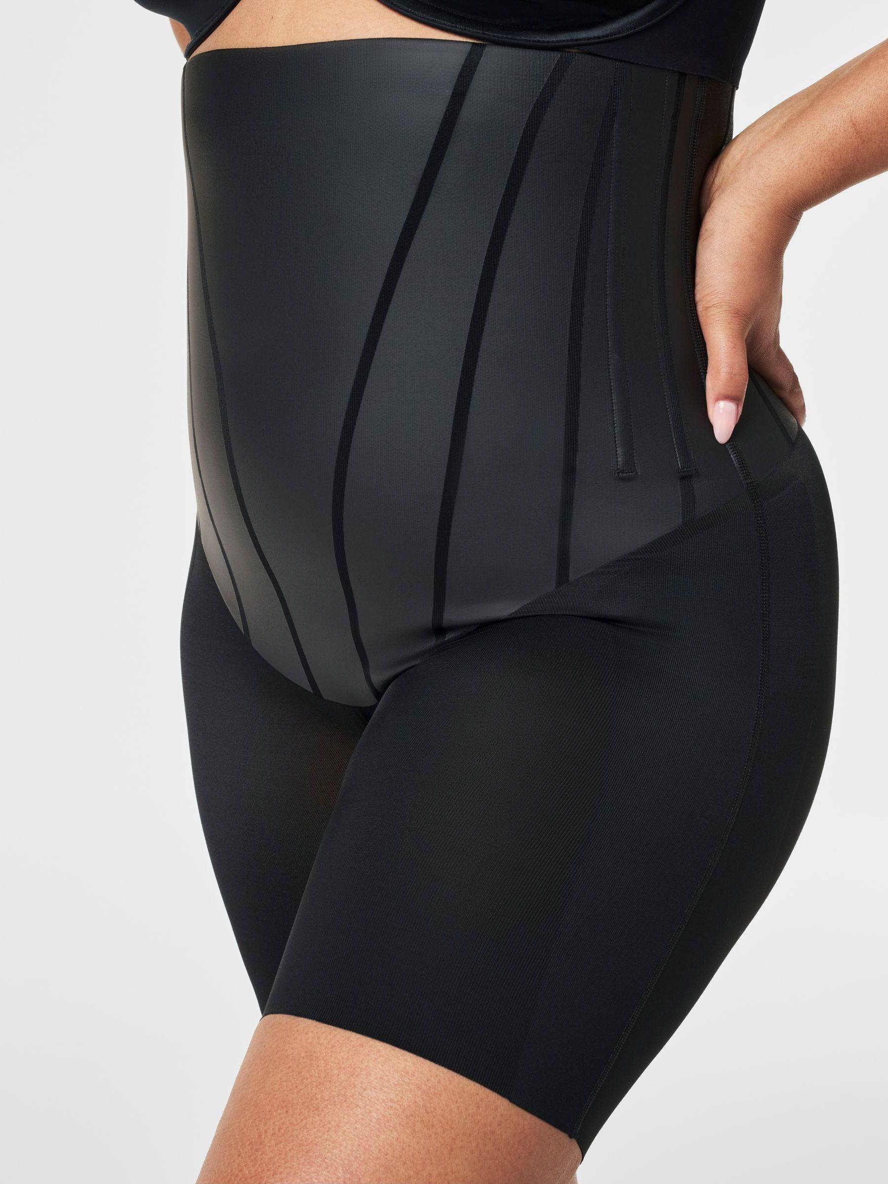 Zwart - SPANX SPANXsupersculpt™ TotalContour High-Waisted Mid-Thigh Shorts