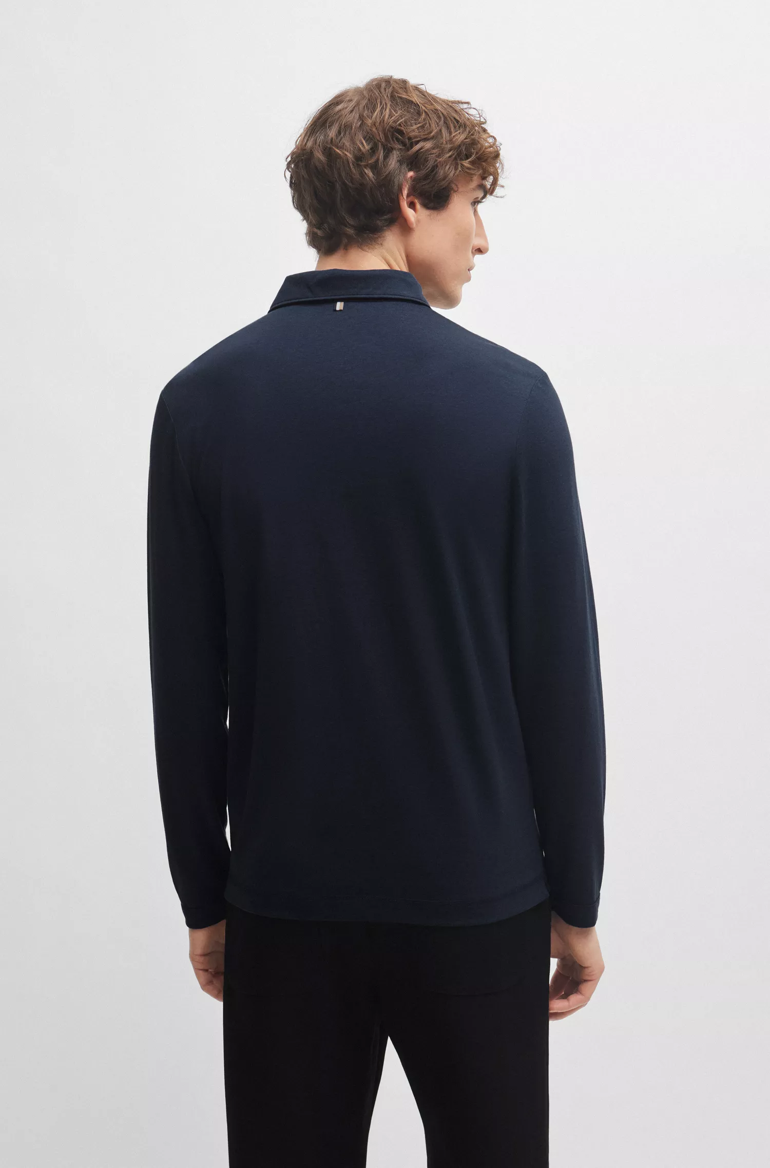 Camisa polo BOSS preta, corte slim e mangas compridas.