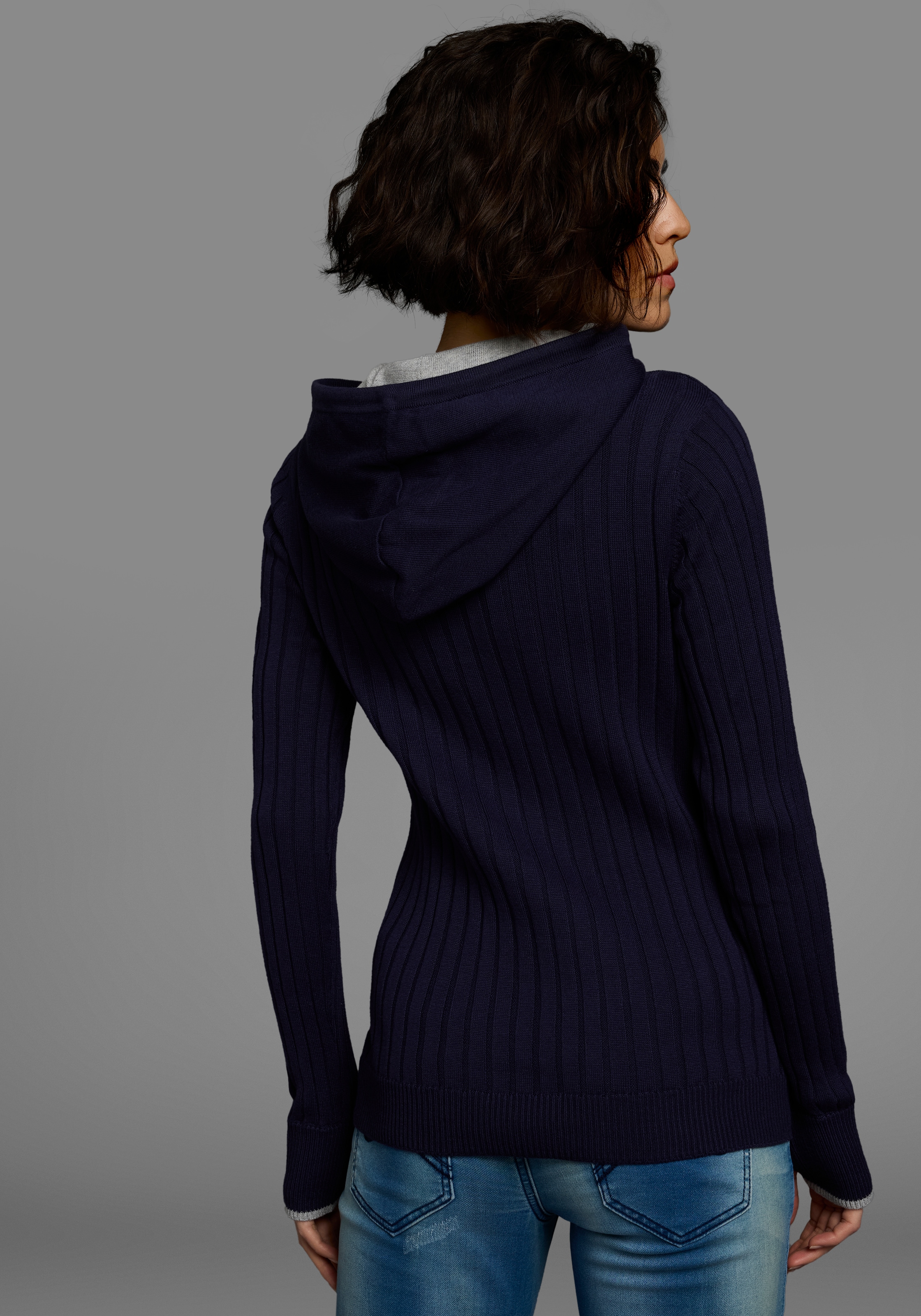 KangaROOS Strickpullover , mit kontrastfarbener Kapuzeninnenseite und Logodruck auf dem Arm