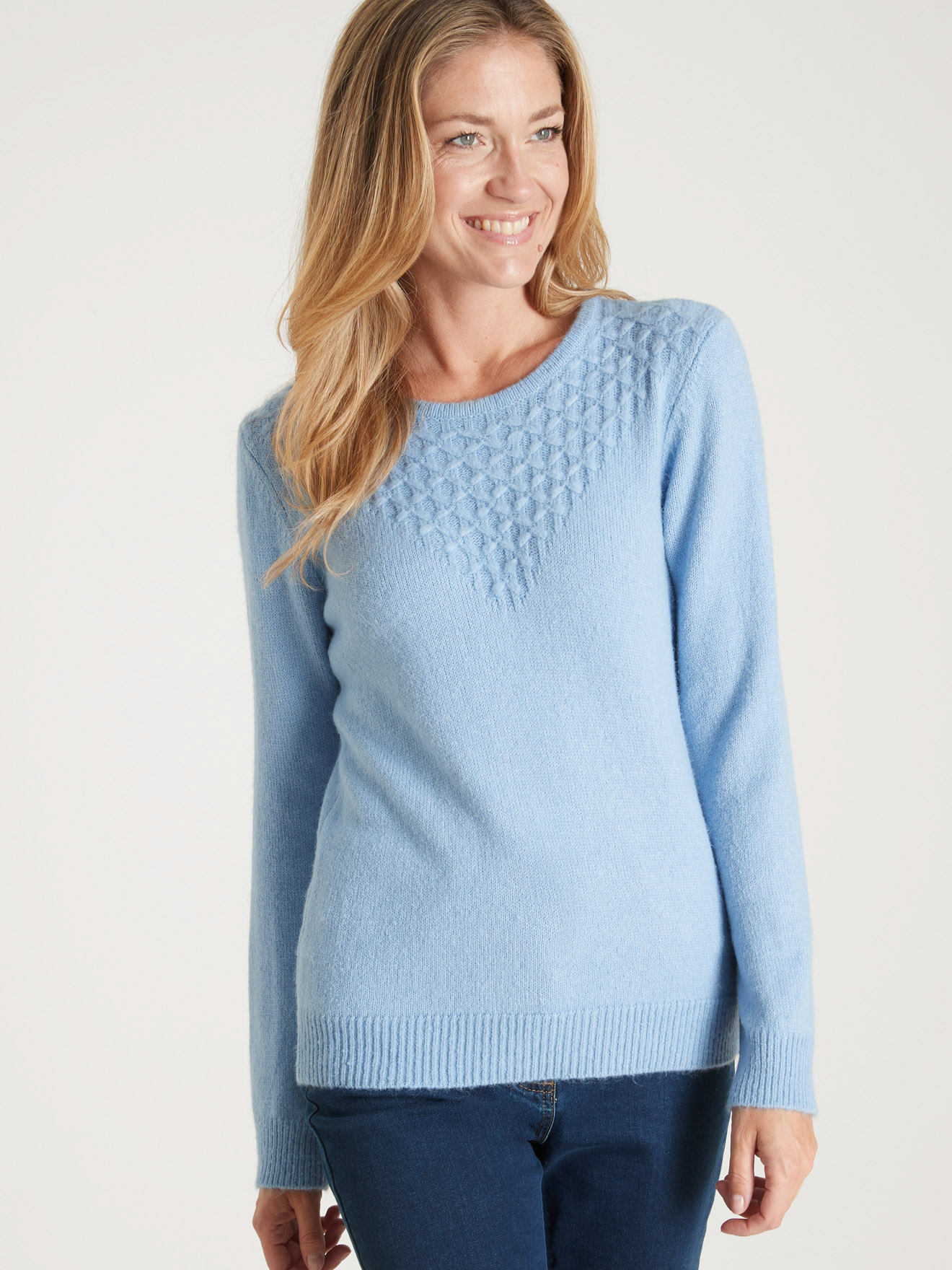 Pull avec jeu de maille pointelle