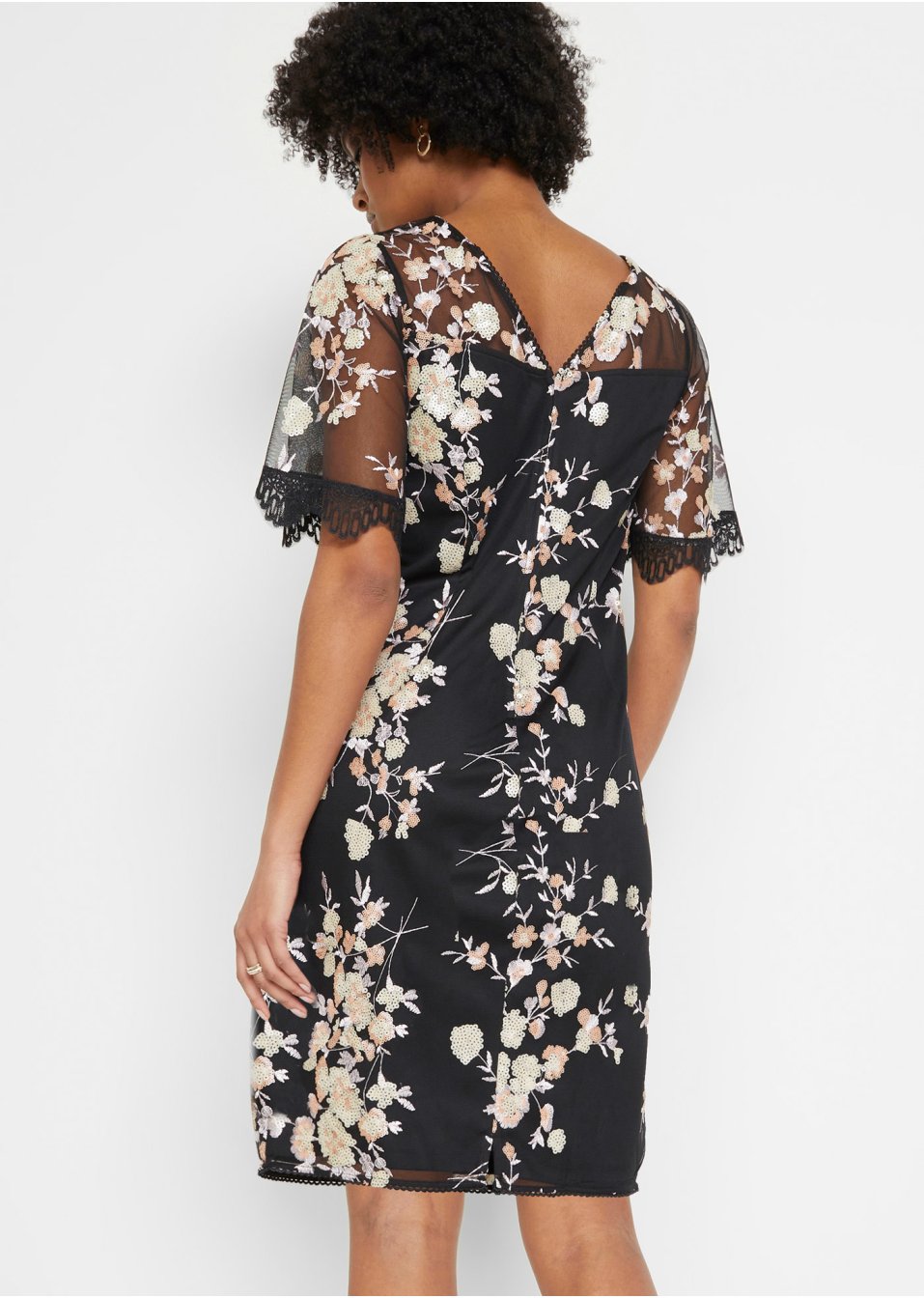 Robe avec paillettes brodées