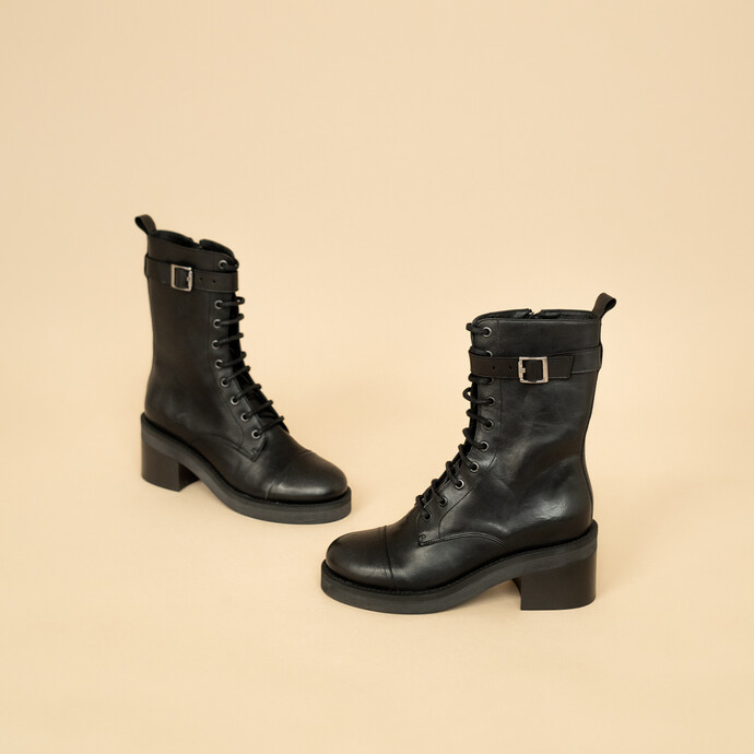 Boots à lacets, talons et détails argentés  en cuir gras noir