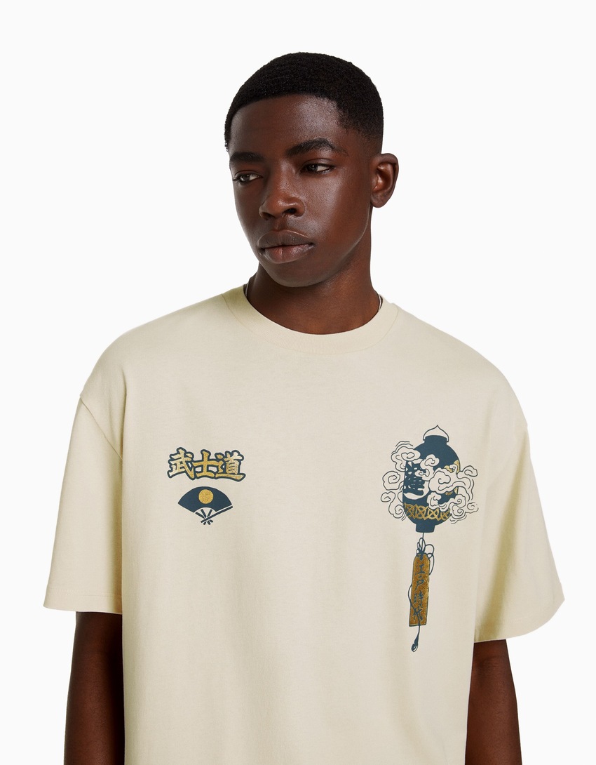 Camiseta de manga curta com estampa de strass e modelagem quadrada