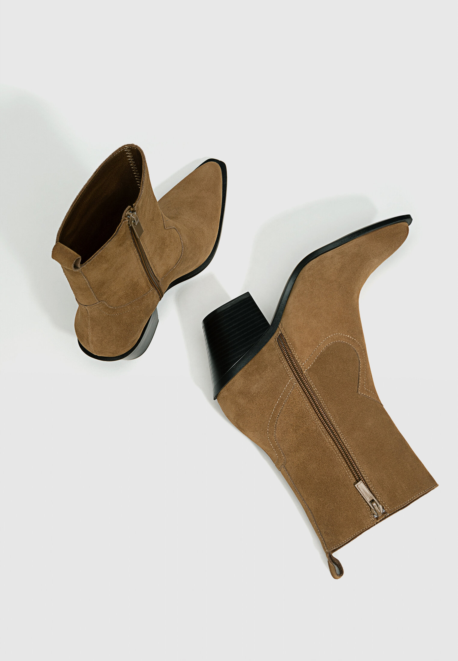 Botas de cano curto de couro estilo cowboy com salto.