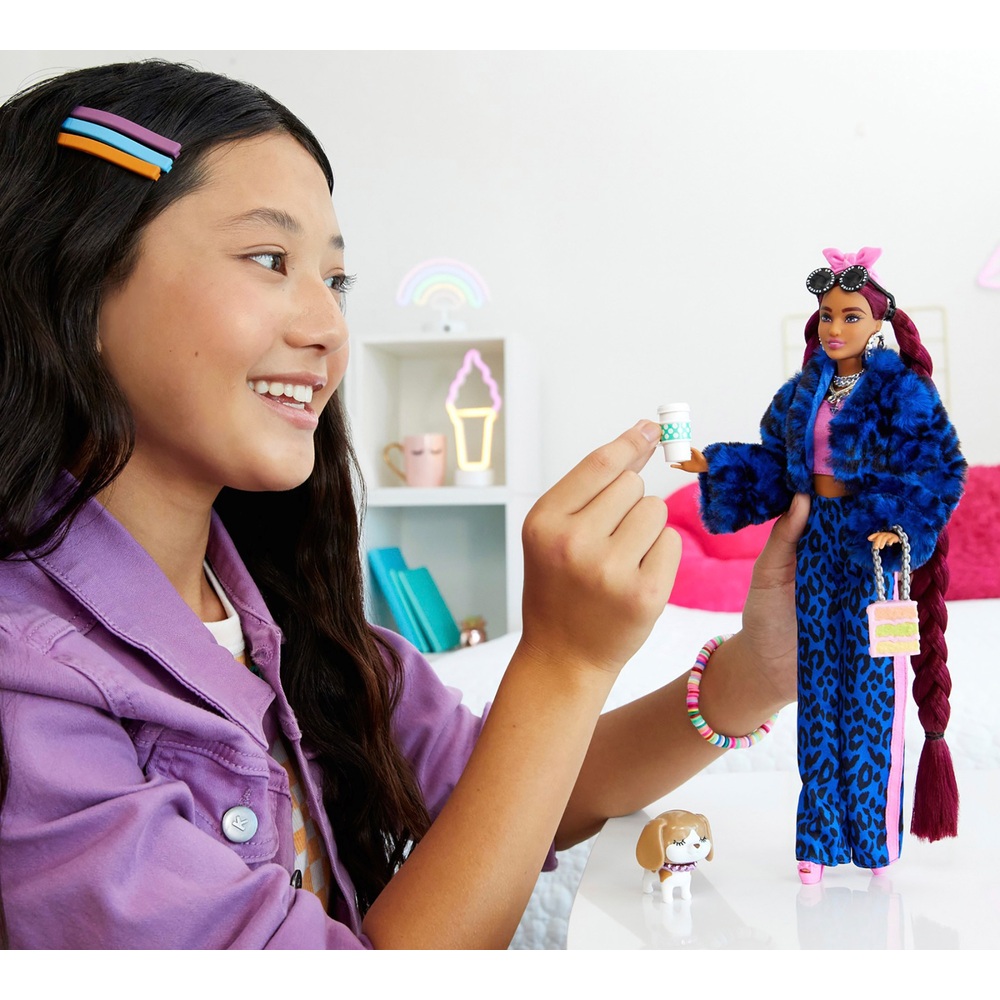 Barbie Extra Puppe 43 cm, blaues Leopardenmuster-Outfit