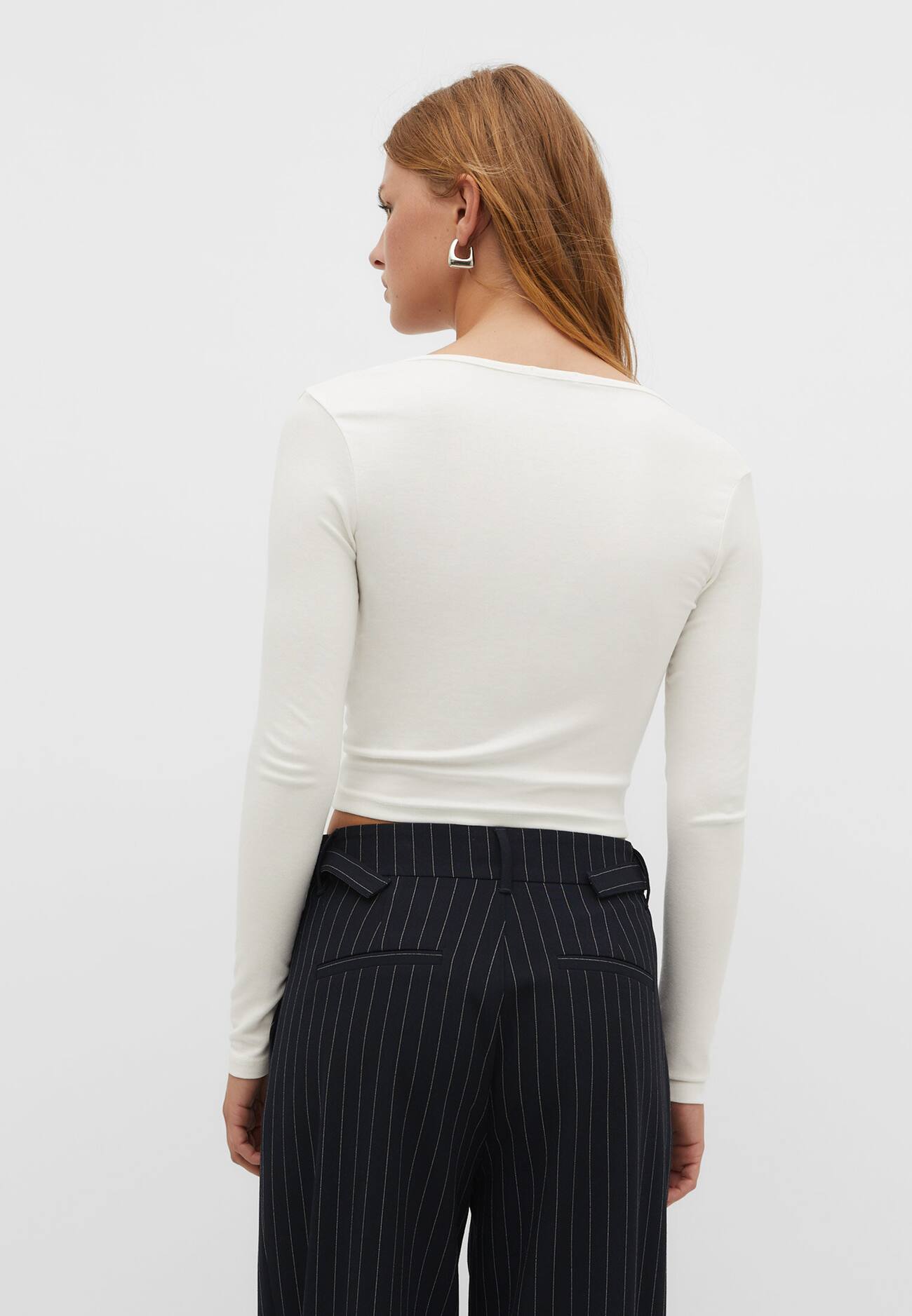 Blusa com decote em V franzido