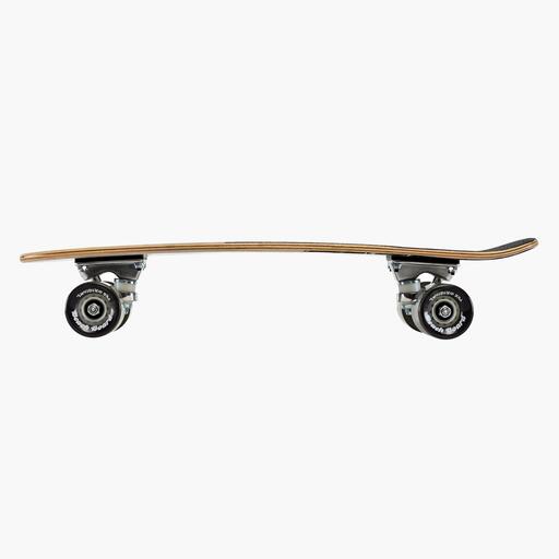 Penny surfando na rua