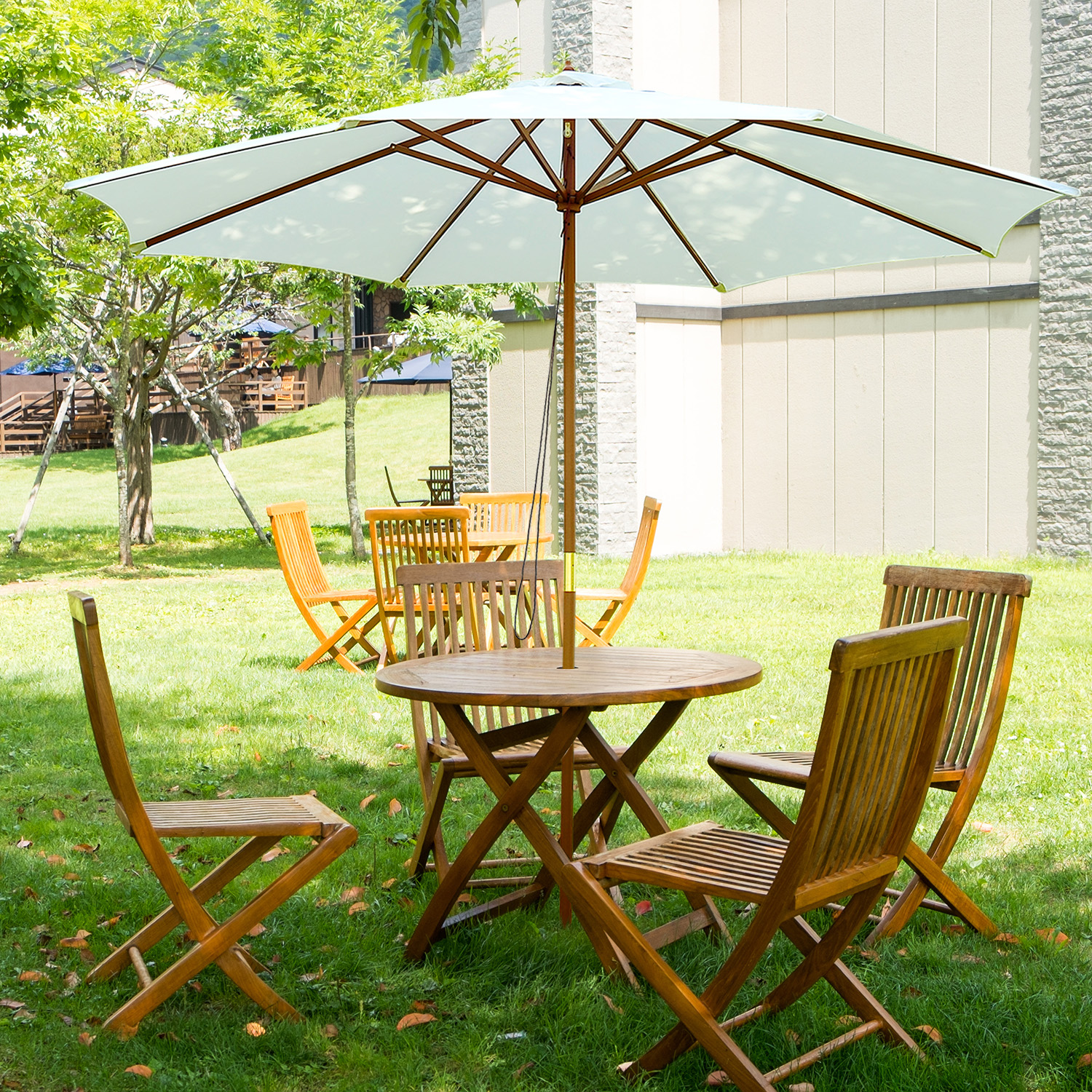 Guarda-sol de jardim Outsunny Ø300x250 cm com sistema de fixação por trava, cobertura ventilada e mastro de madeira removível para terraço, pátio e área externa, branco.