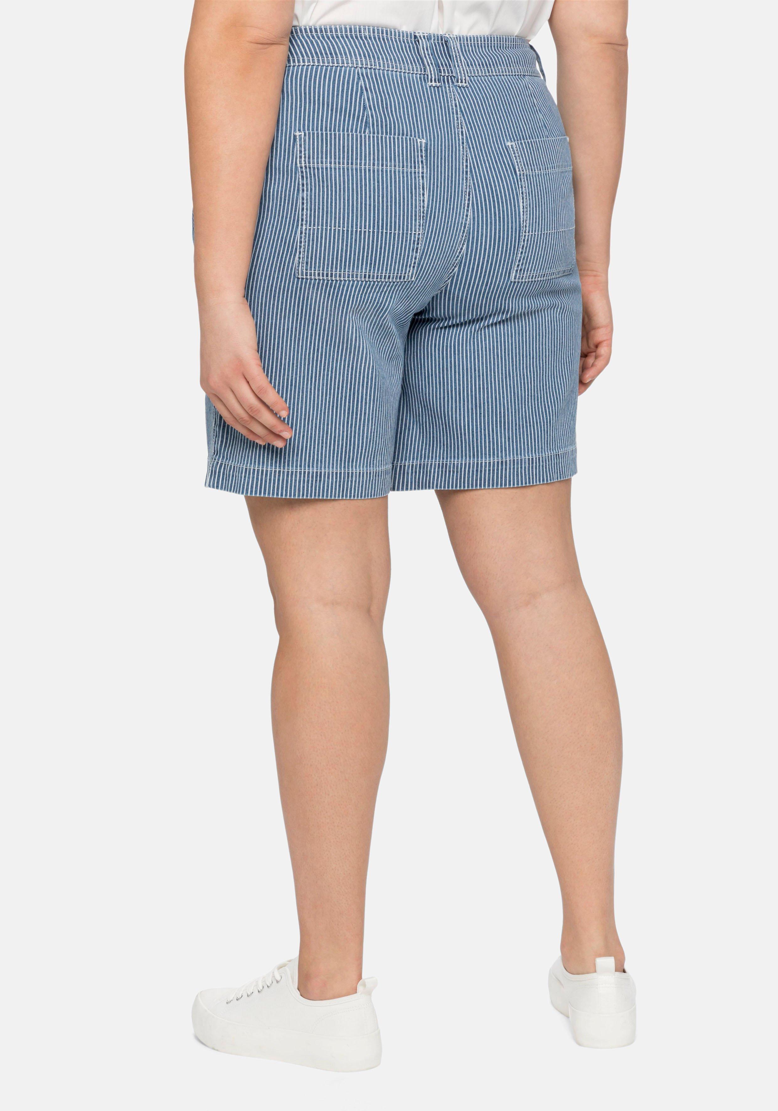 Bermuda-Jeans mit Alloverstreifen und Saumaufschlag