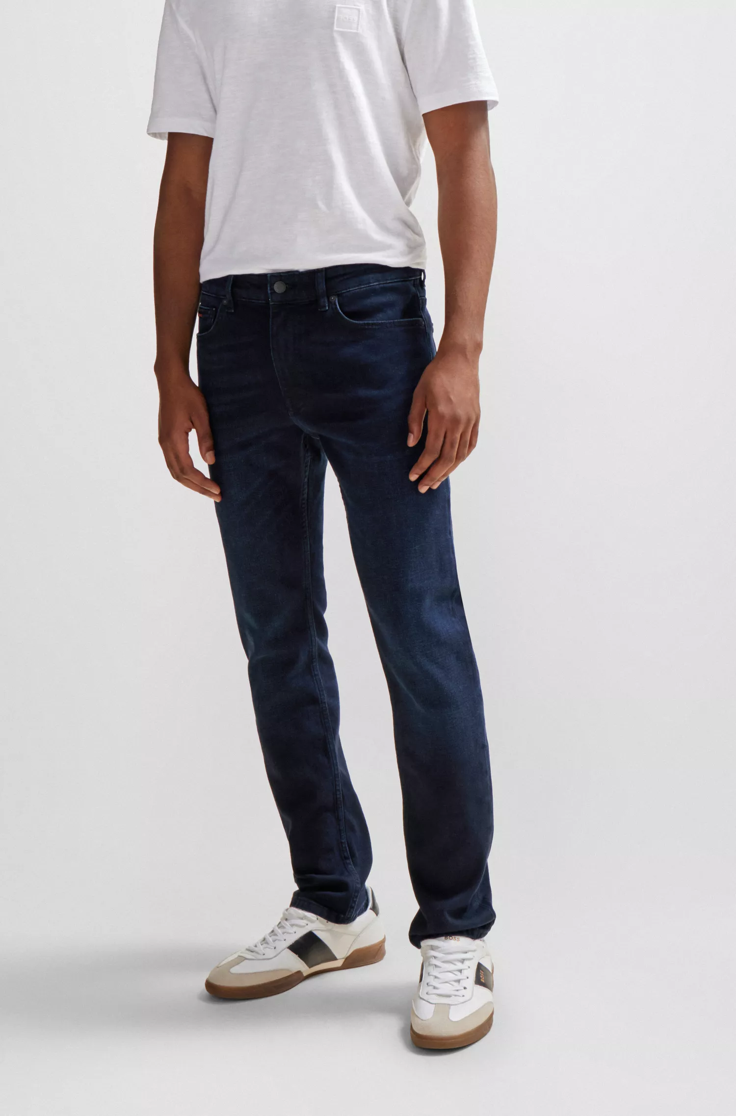 Calça jeans BOSS laranja, corte slim, em denim azul com elasticidade confortável.