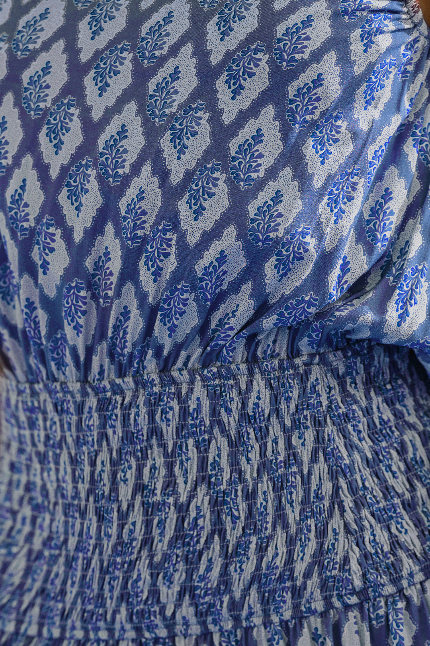 Robe maxi avec taille à smocks et une épaule à fleurs