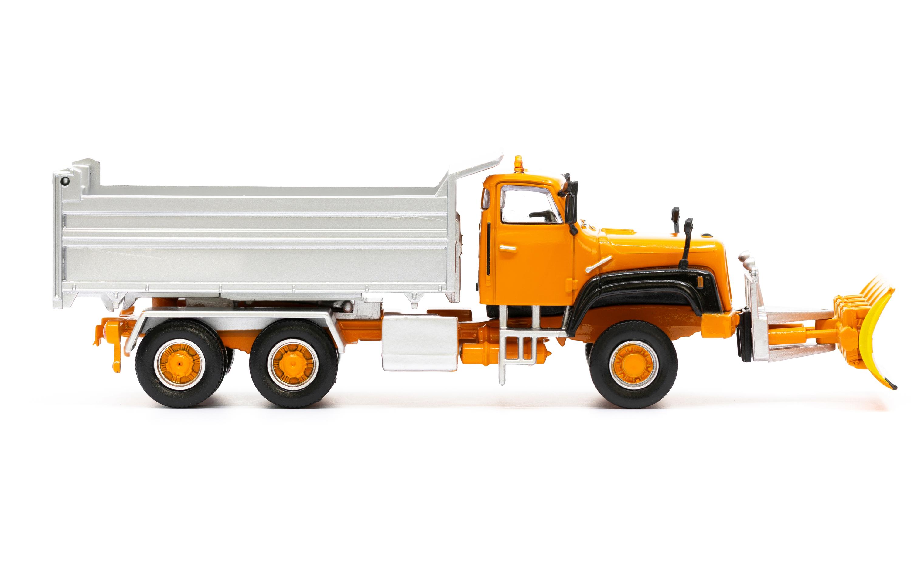 LKW Saurer D330N 6 x 6 Kipper mit Schneeräumer Orange 1:87H0 Lastwagen Modell mit Schneepflug
