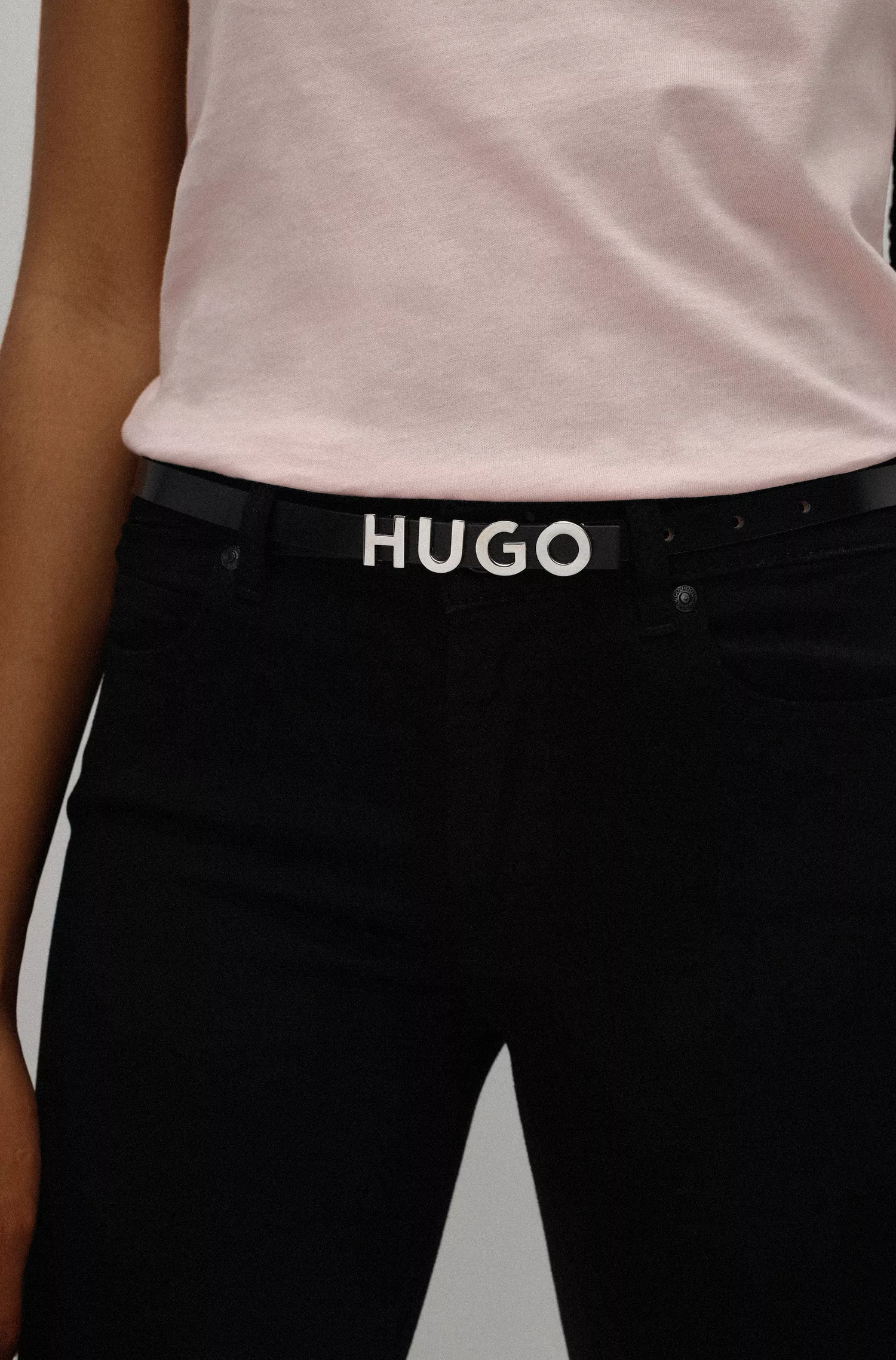 Cinto HUGO em couro italiano vermelho com fivela com o logotipo.