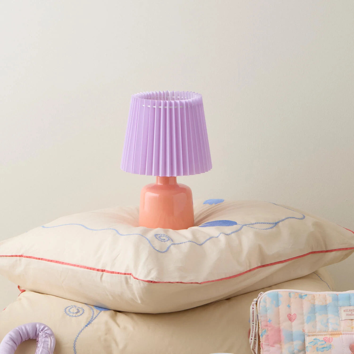 Bahne Interior  Plisse bordlampe, peach/lilla - H29,5 cm