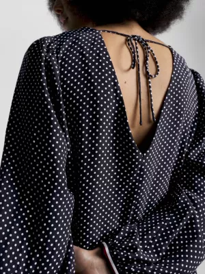 Blusa de bolinhas com decote em V e modelagem regular.