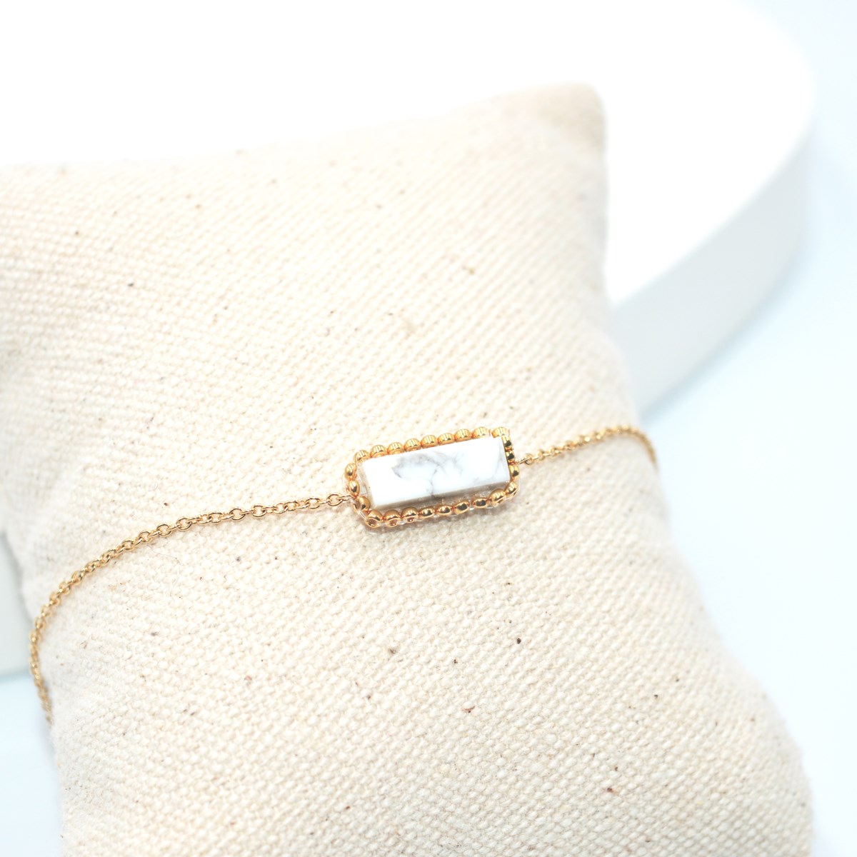 Bracelet avec perle de howlite tissée main- Doré à l'or fin