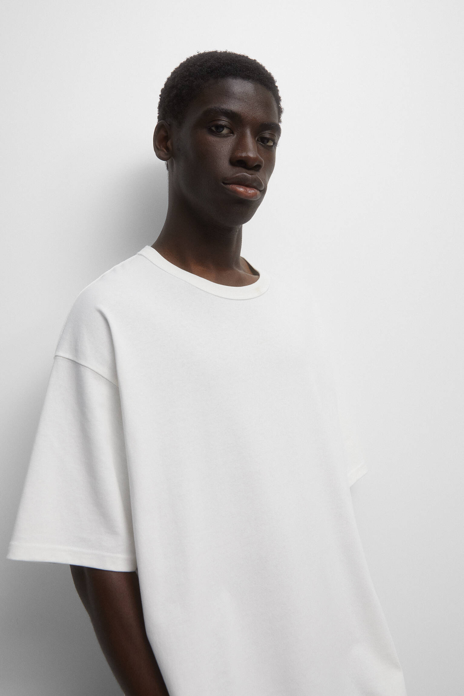 CAMISETA BÁSICA, TECIDO GROSSO - BRANCO SUJO