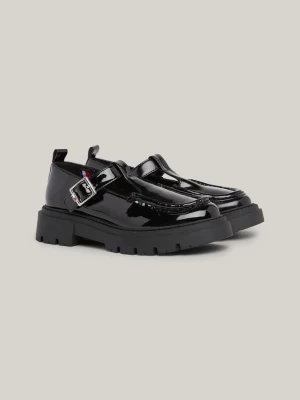 Sapatos de couro envernizados com fivela robusta