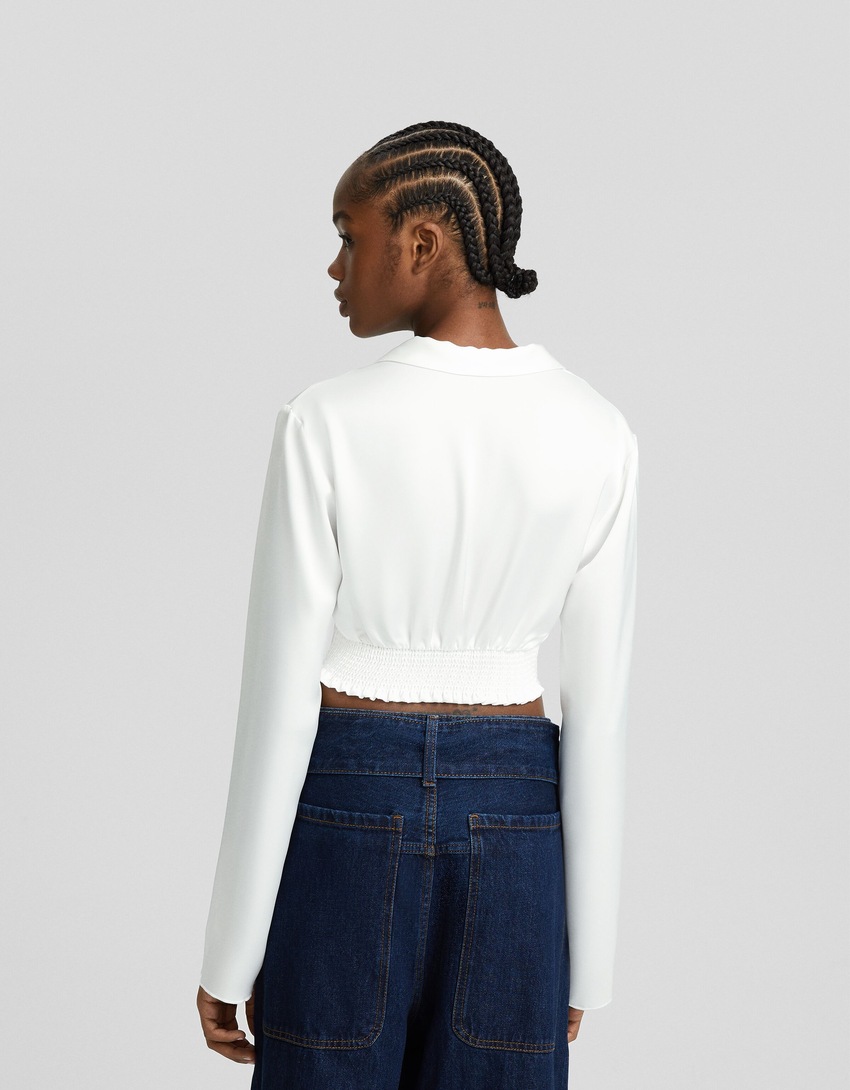 Camisa cropped de cetim com mangas compridas