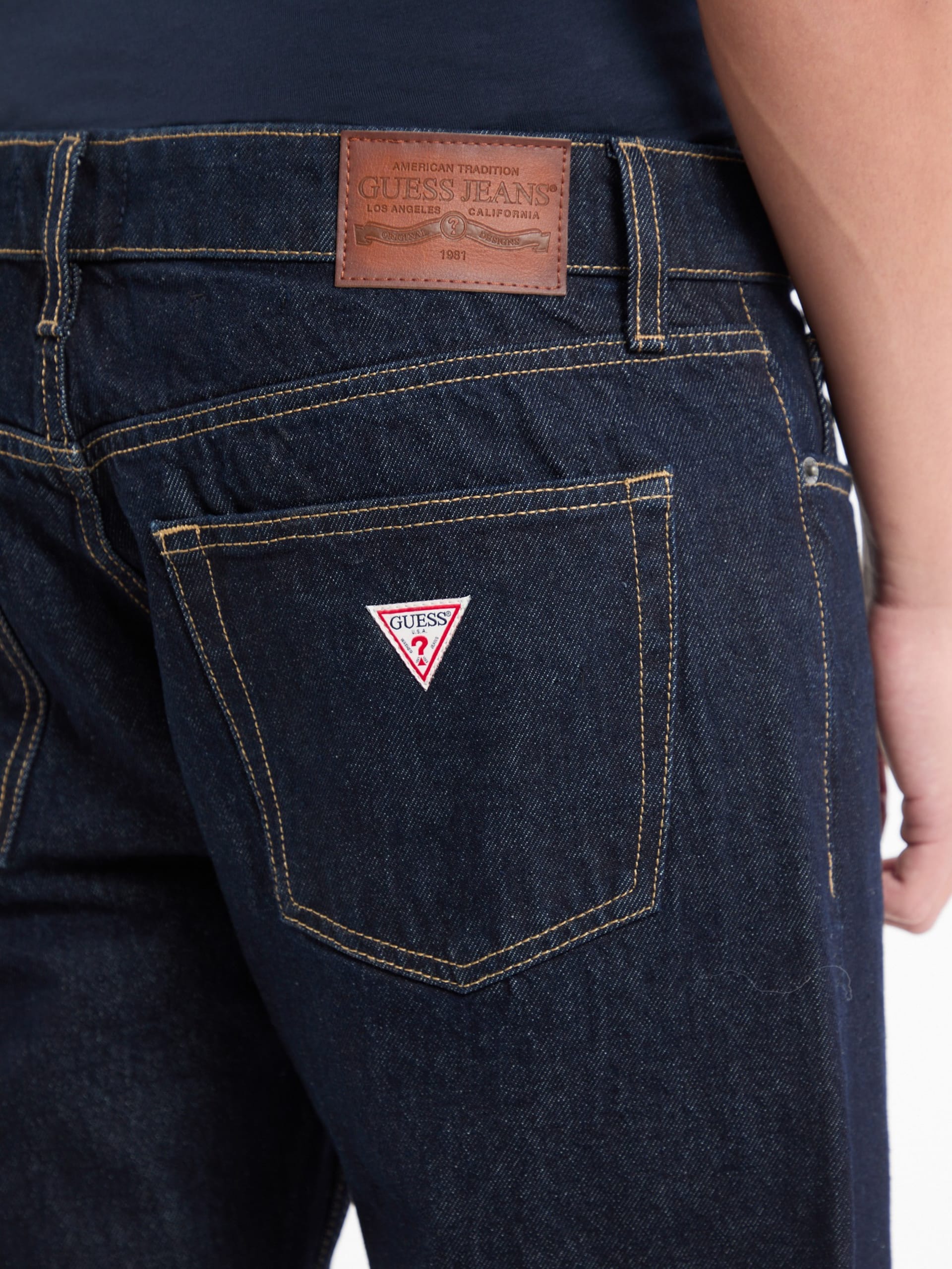 Calça jeans reta em denim selvedge
