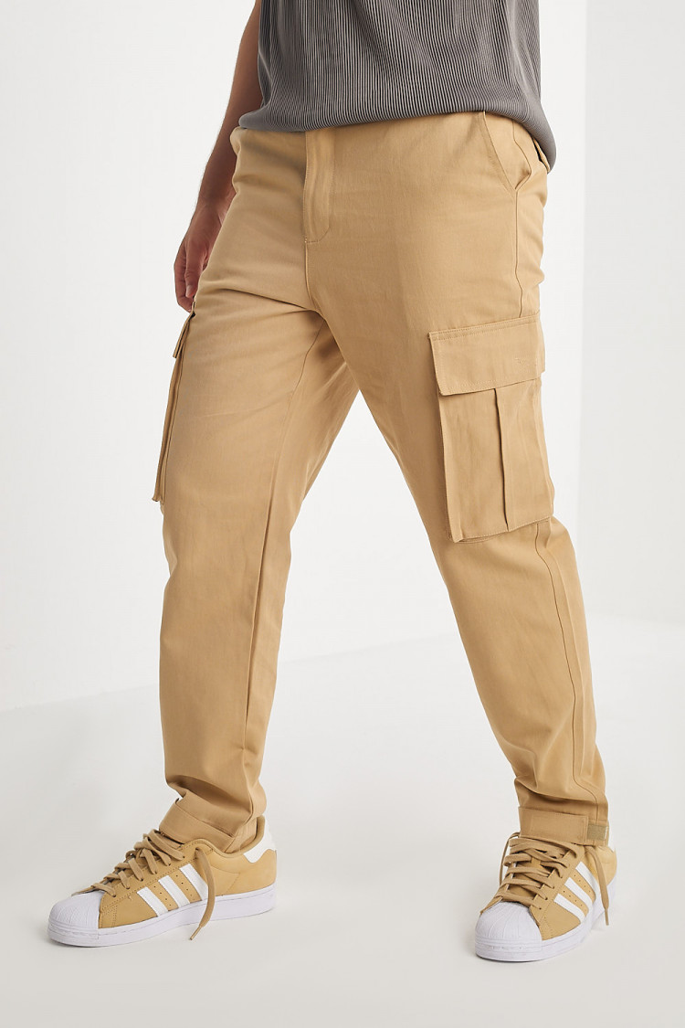 Pantalon beige foncé en toile à poches cargos