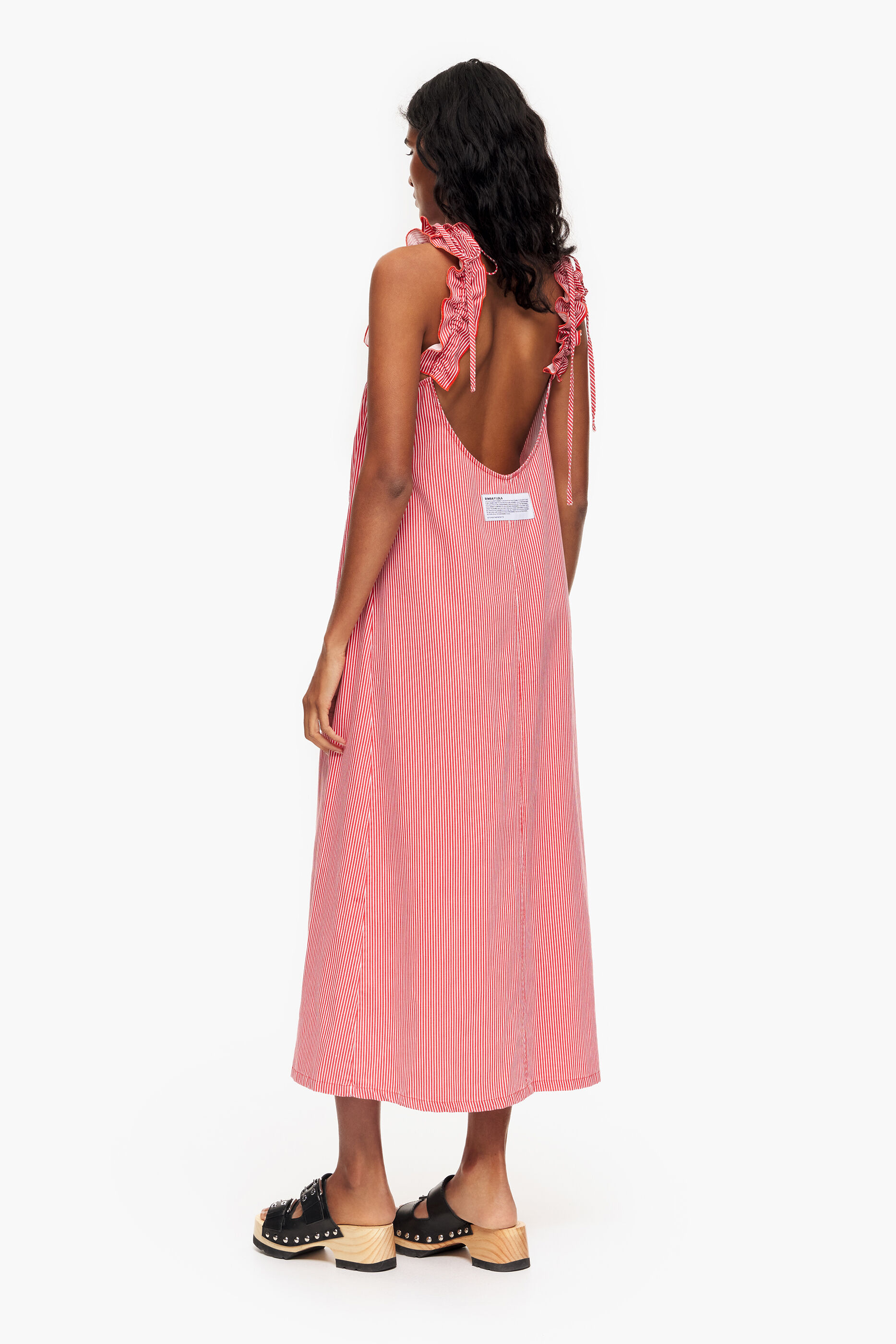 Vestido jeans vermelho com boca de sino