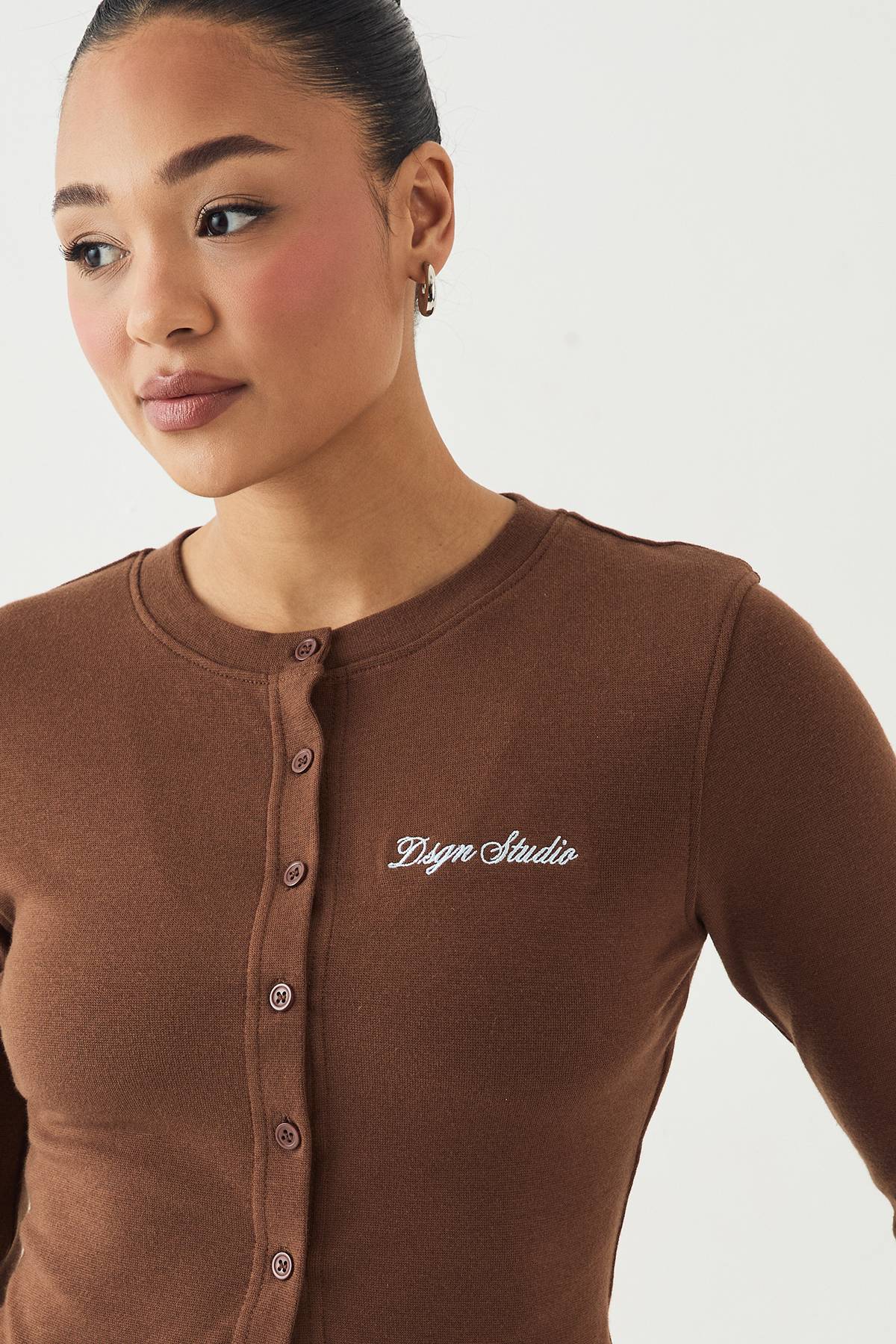 Haut À Manches Longues Boutonné Devant En Maille Côtelée Avec Broderie Script Dsgn Studio