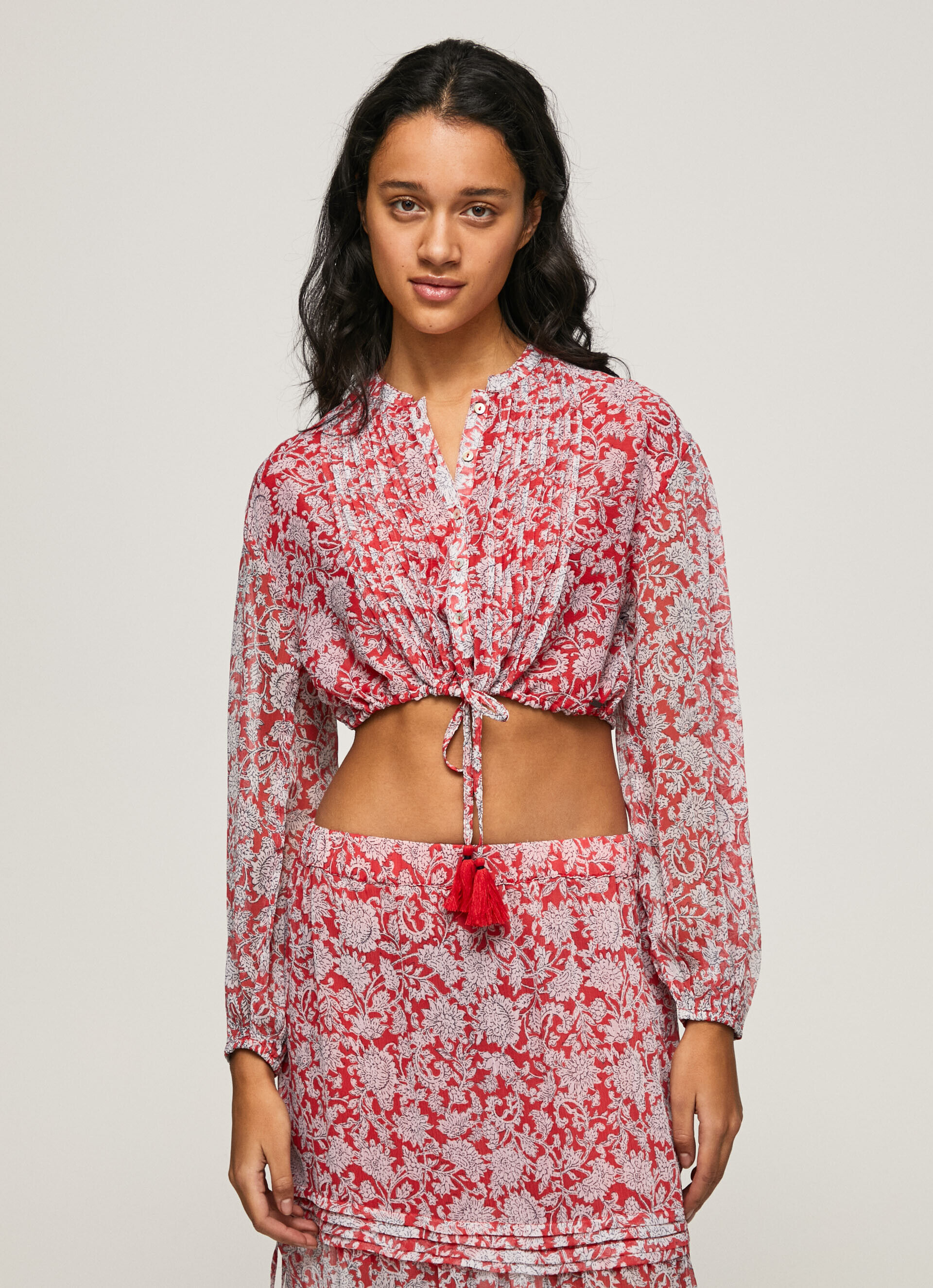 Blusa cropped com estampa floral - multicolorida