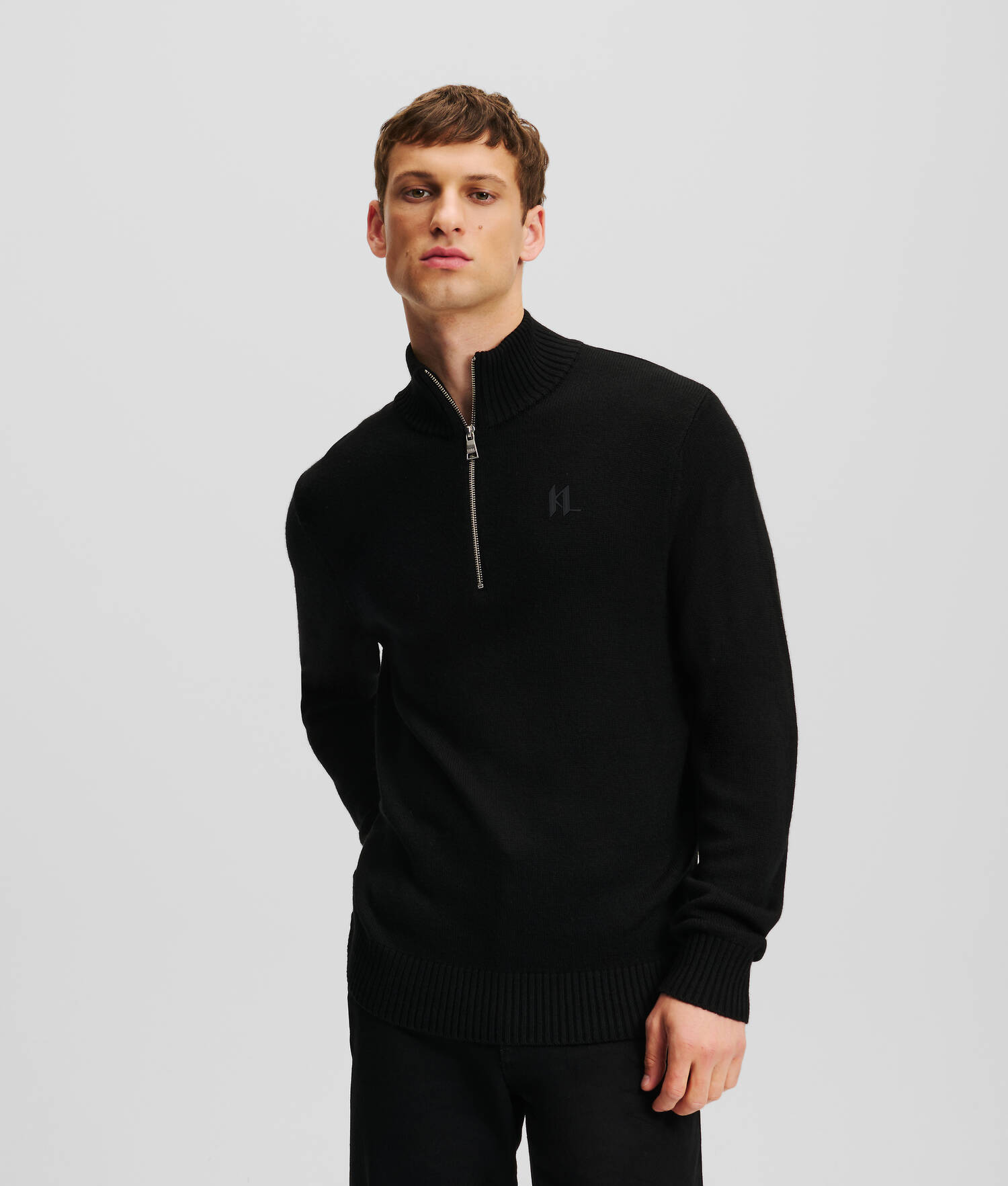 PULL À COL ROULÉ AVEC DEMI-ZIP