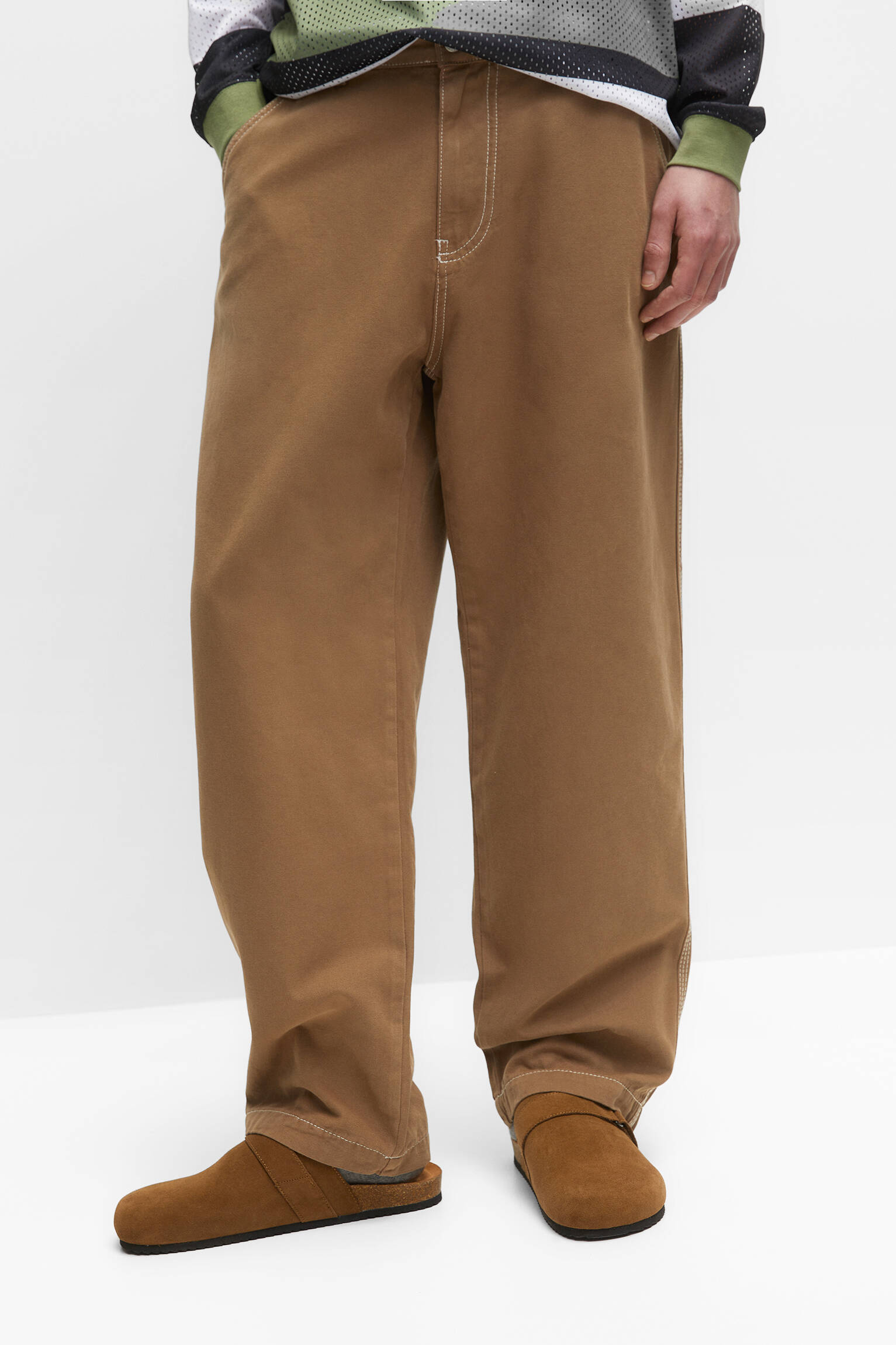 CALÇA COM COSTURA CONTRASTANTE - AREIA