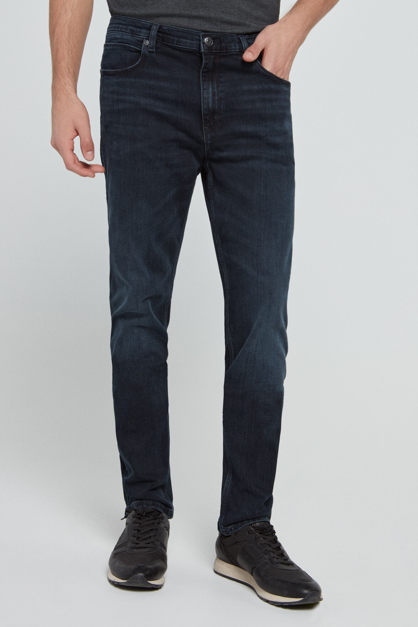 calça jeans azul-escura